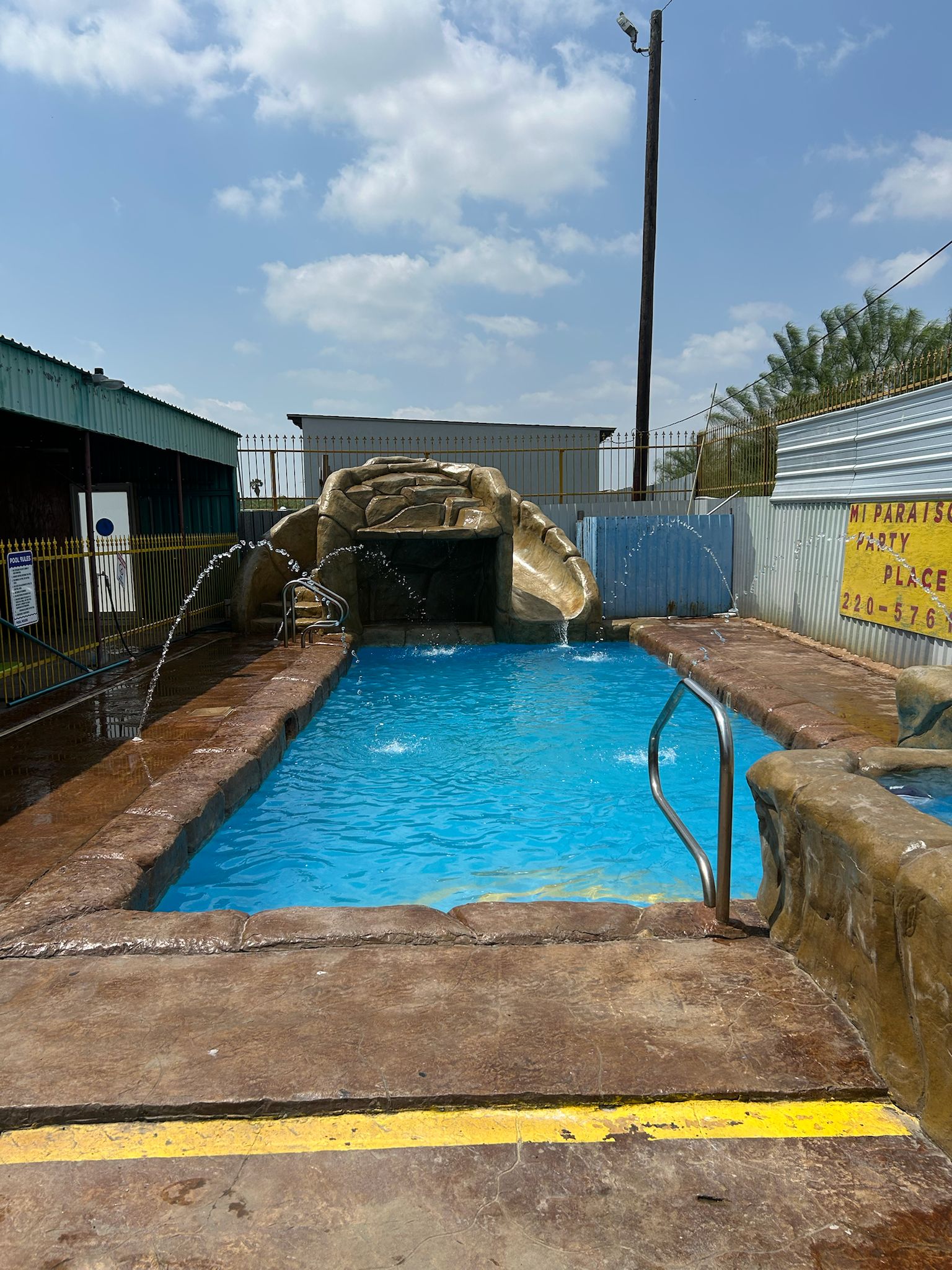Piscina desde el ángulo norte