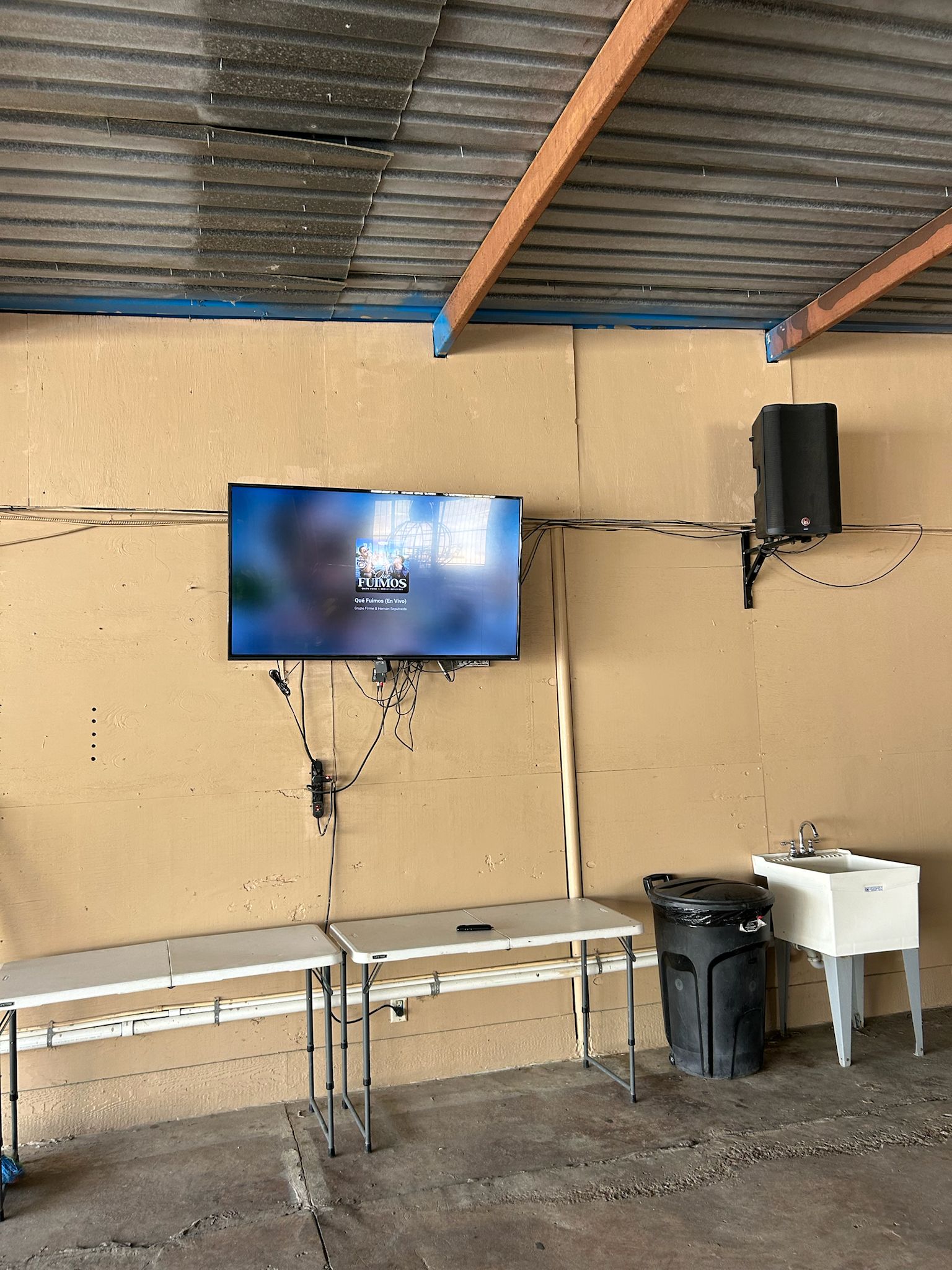 Vista nocturna de la piscina