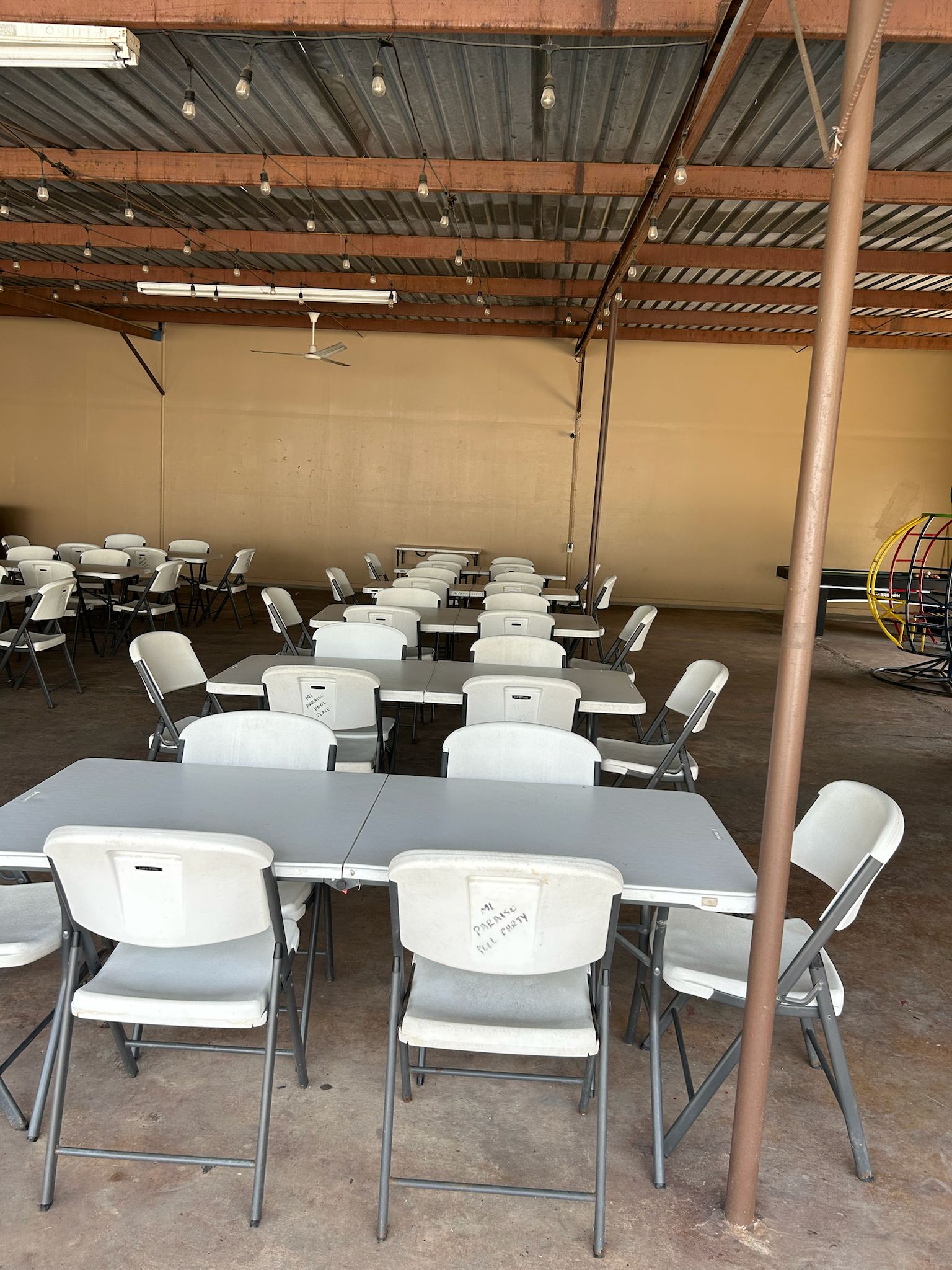 Vista nocturna de la piscina