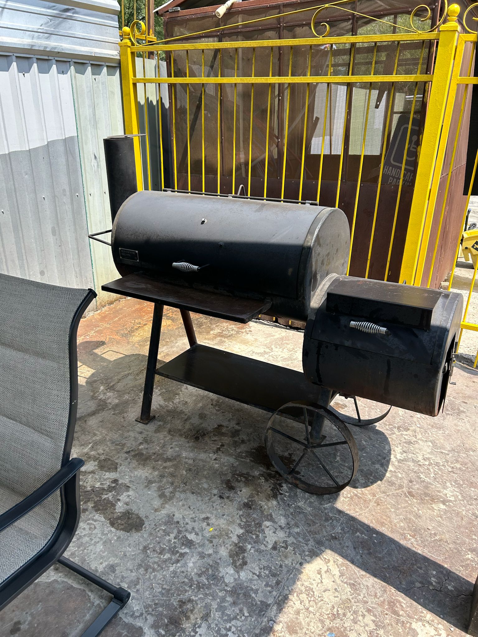 Vista nocturna de la piscina