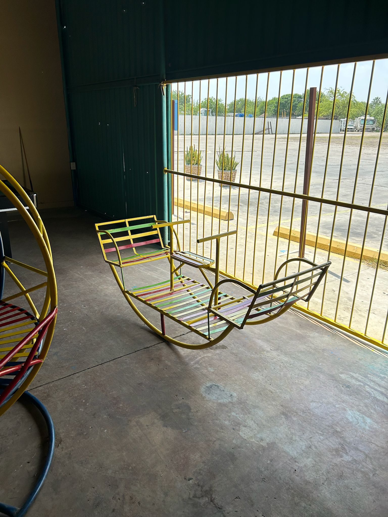 Vista nocturna de la piscina