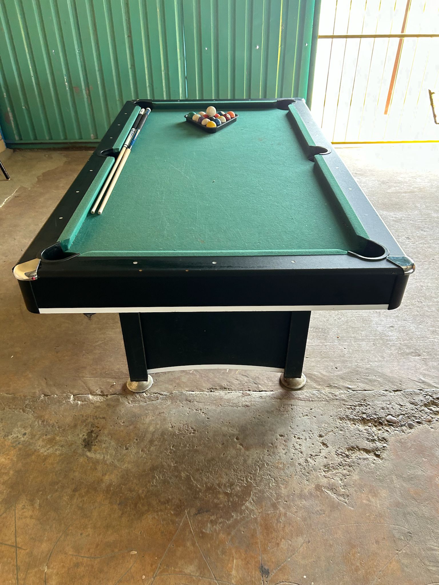 Vista nocturna de la piscina