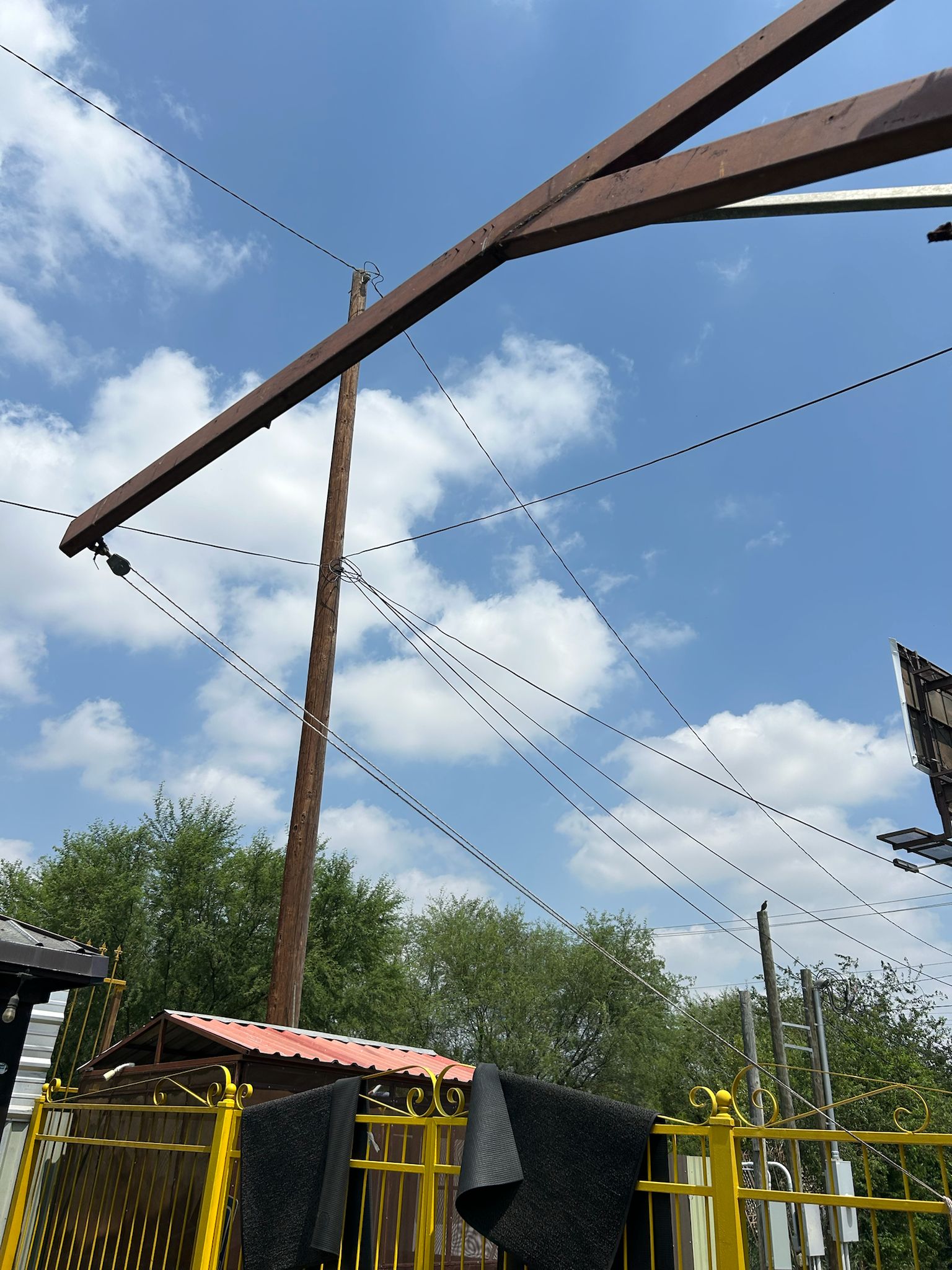 Vista nocturna de la piscina