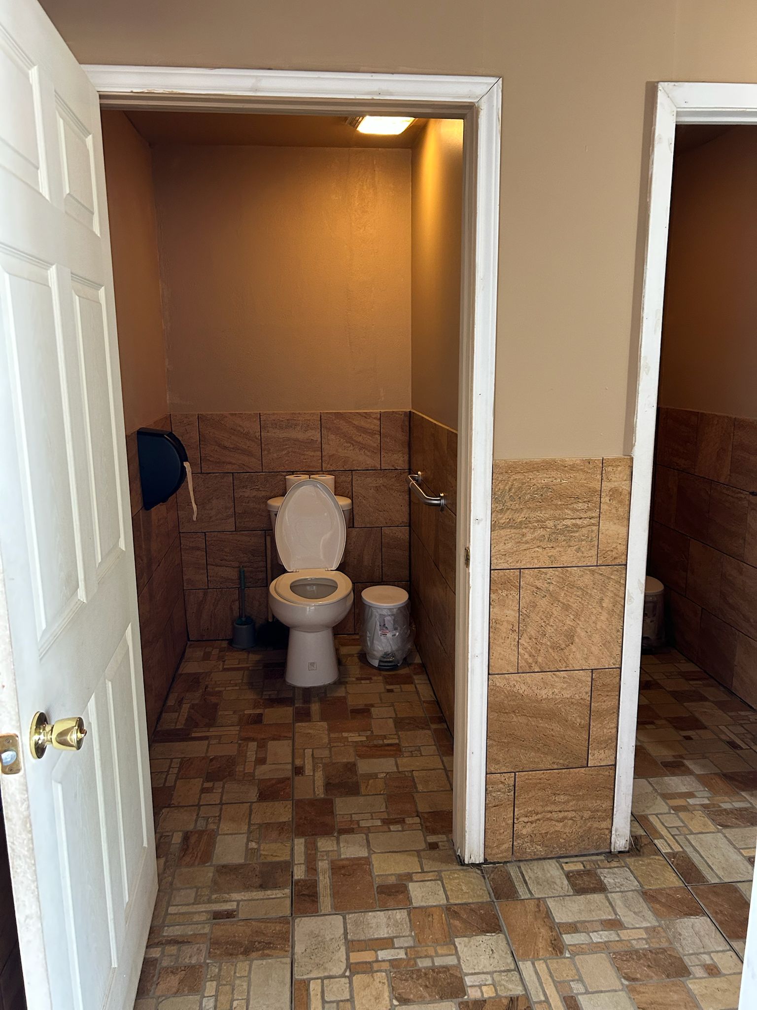 Vista nocturna de la piscina