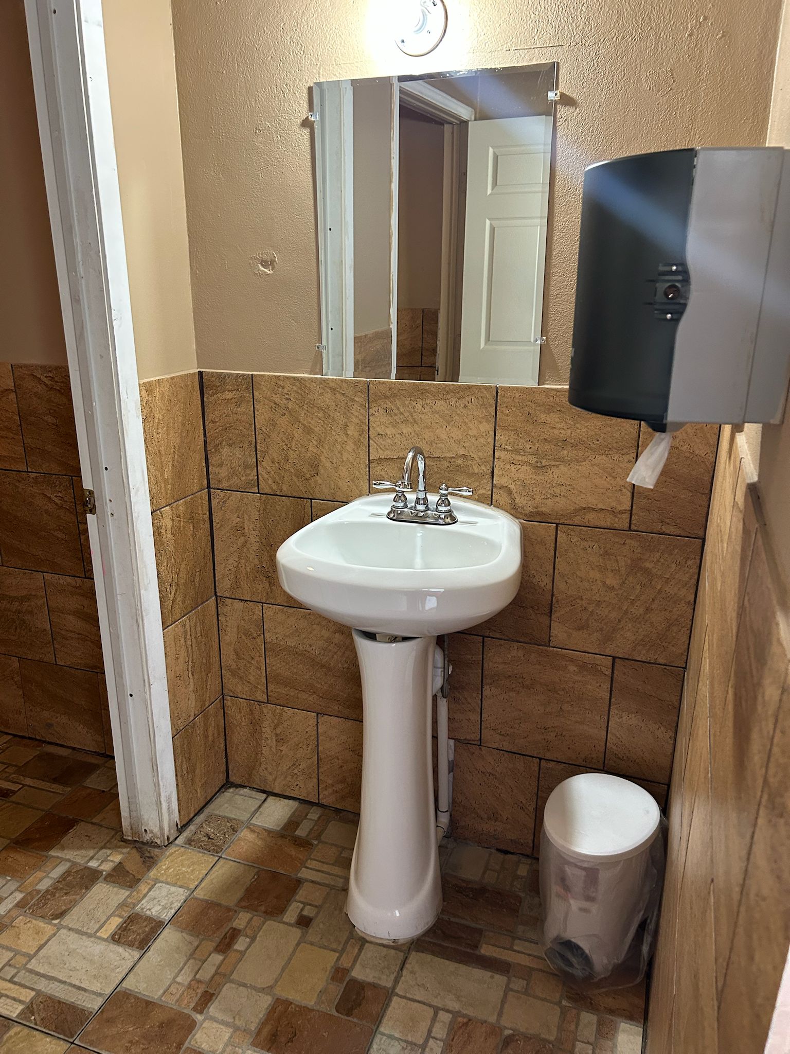 Vista nocturna de la piscina