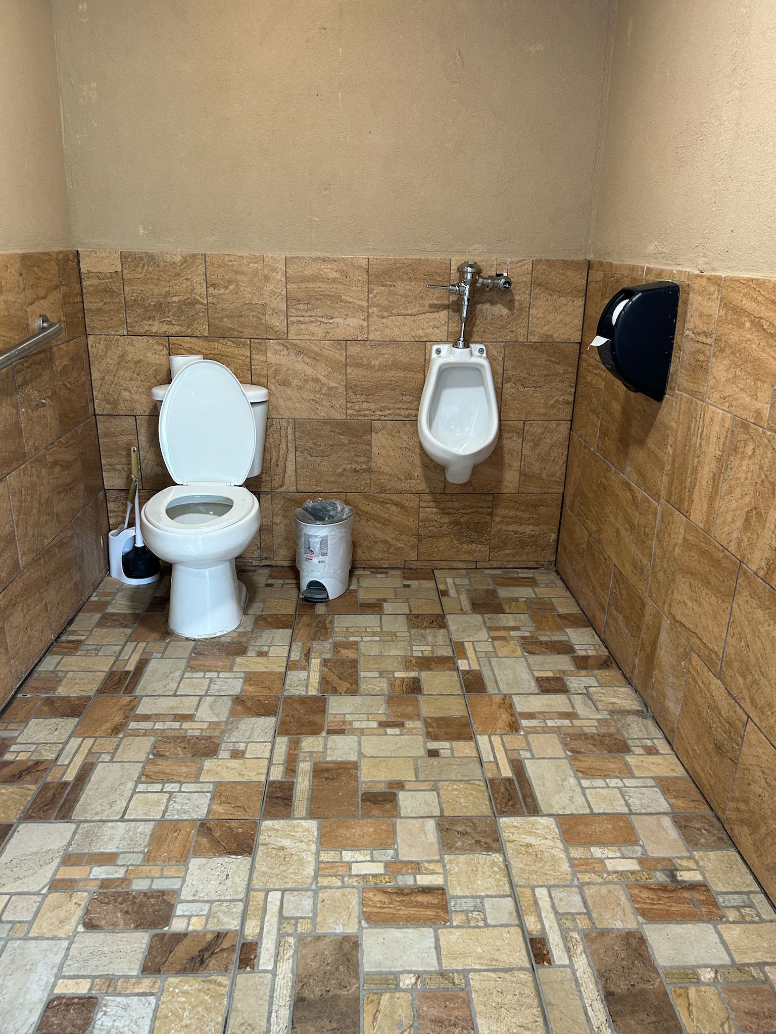 Vista nocturna de la piscina