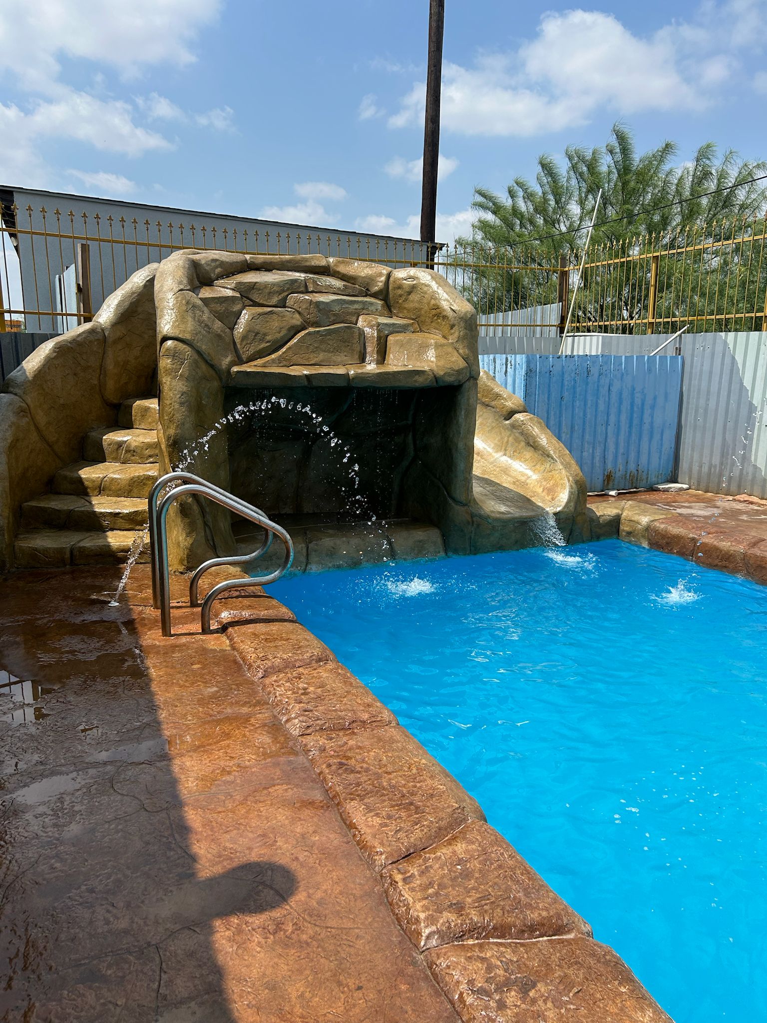 Vista nocturna de la piscina