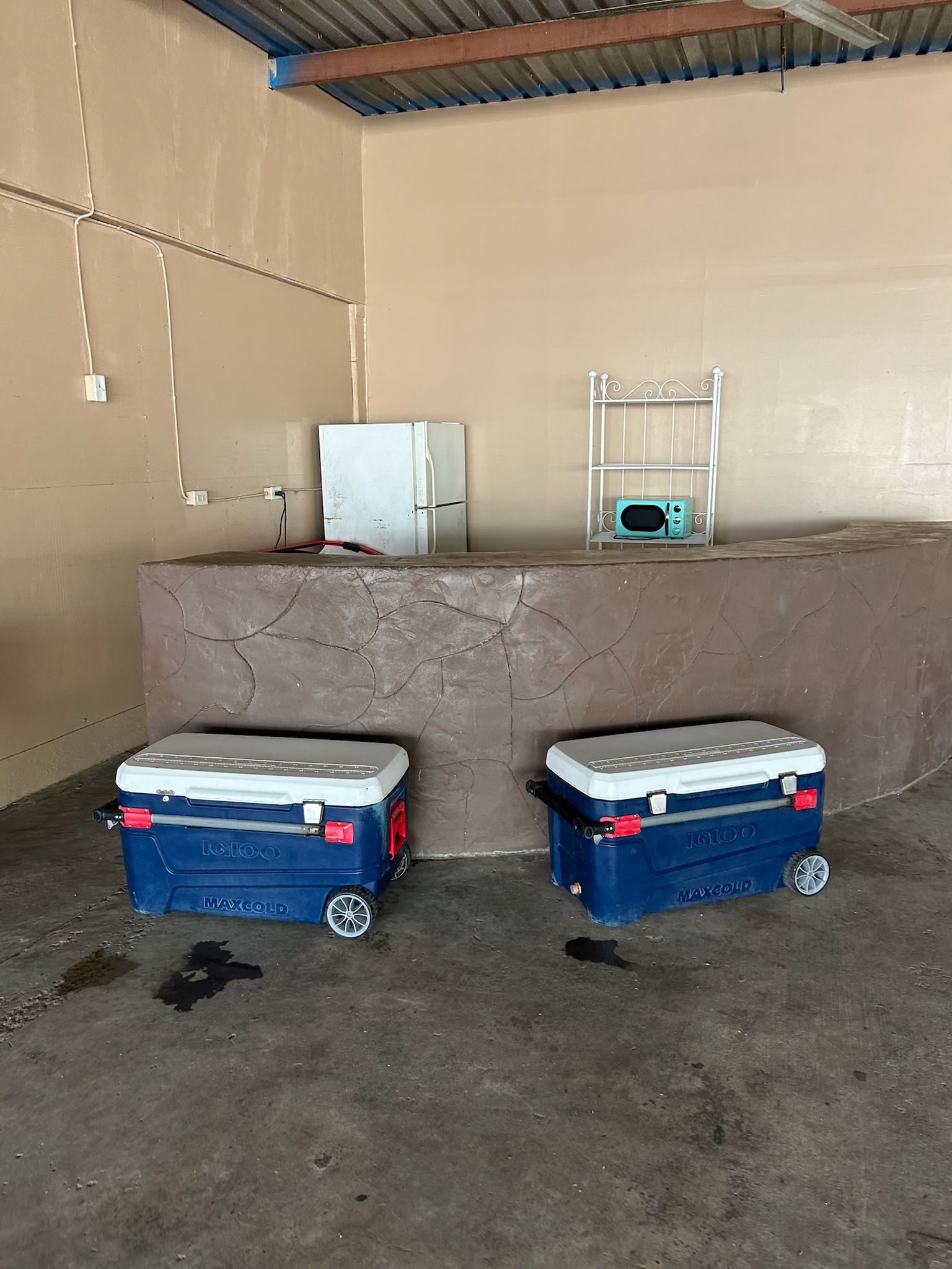 Vista nocturna de la piscina