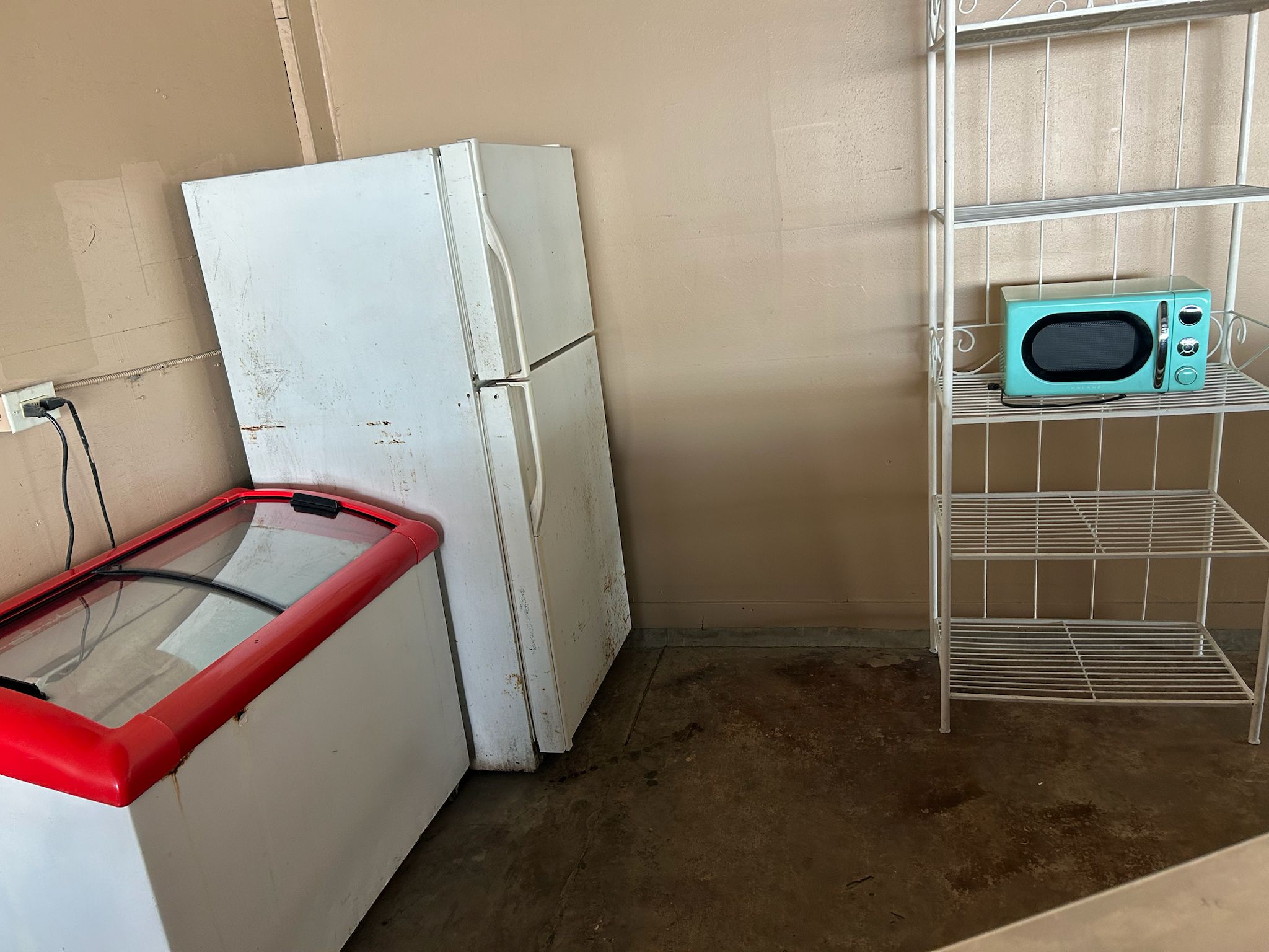 Vista nocturna de la piscina