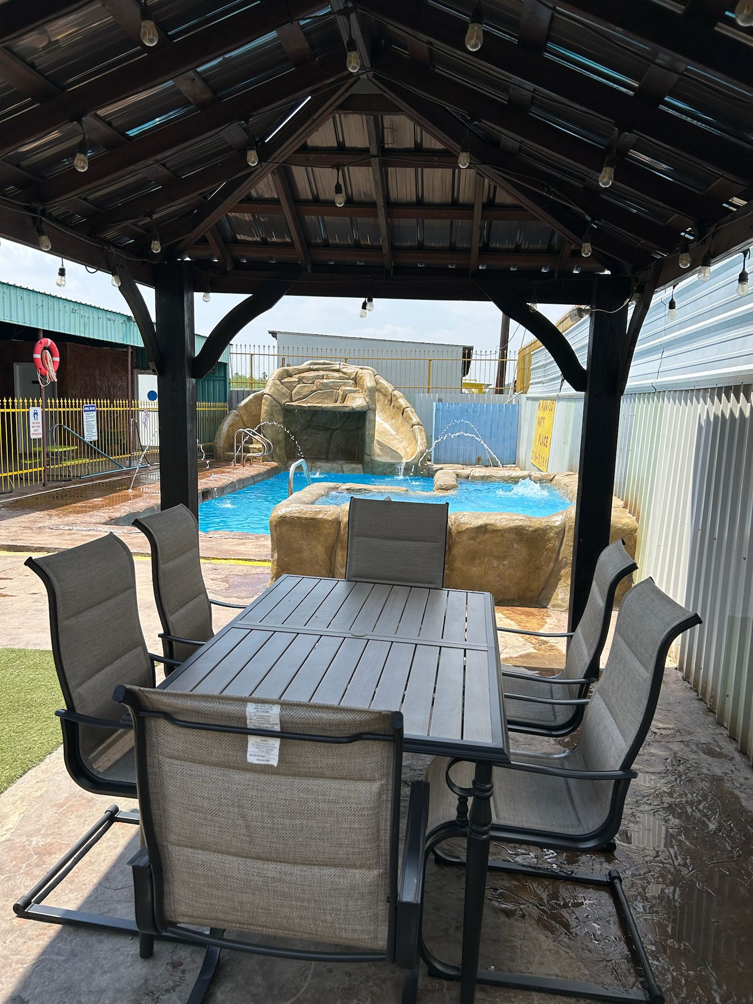 Vista nocturna de la piscina