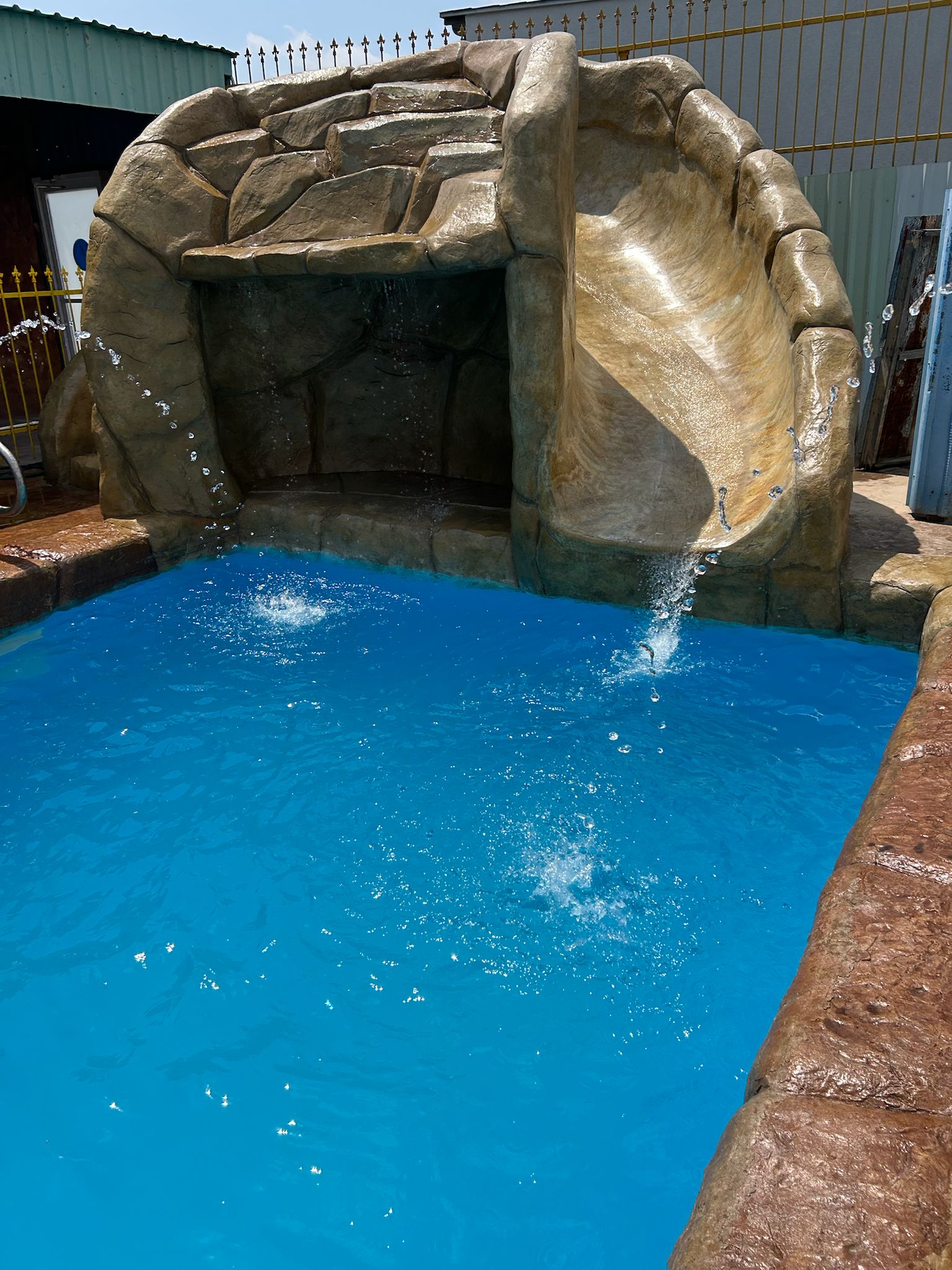 Vista nocturna de la piscina