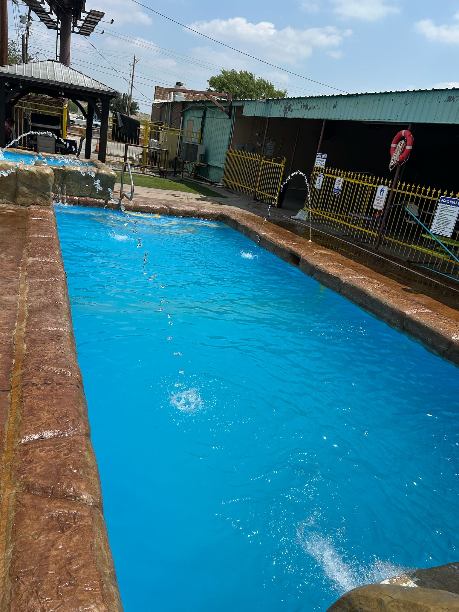 Vista nocturna de la piscina