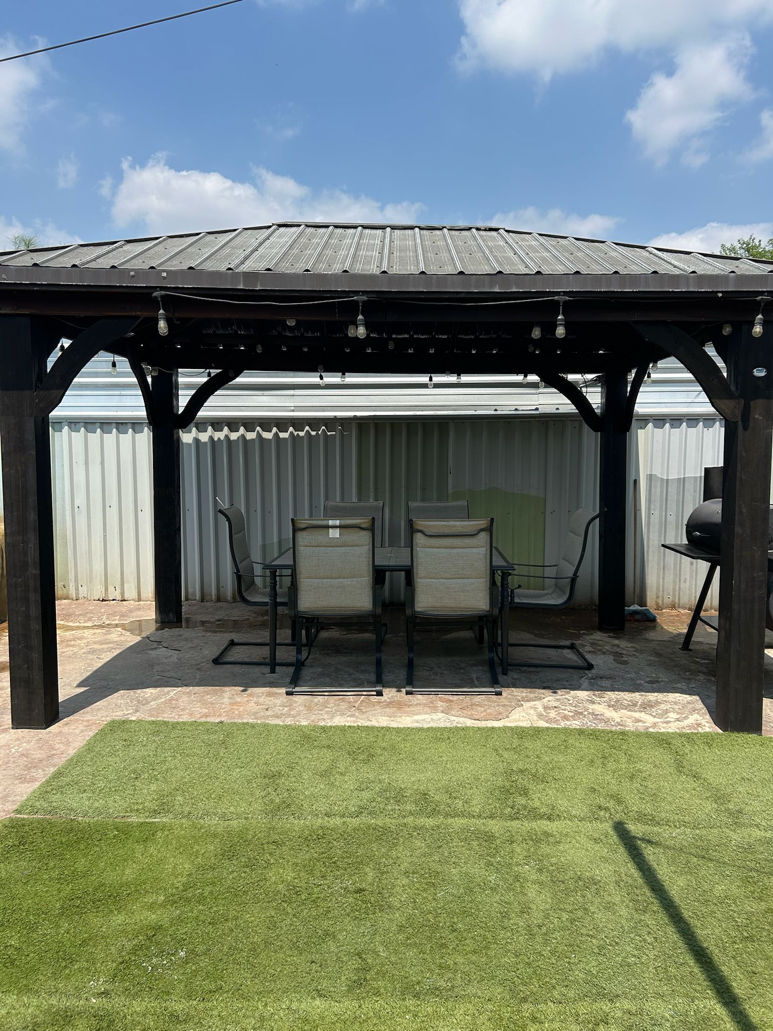 Vista nocturna de la piscina