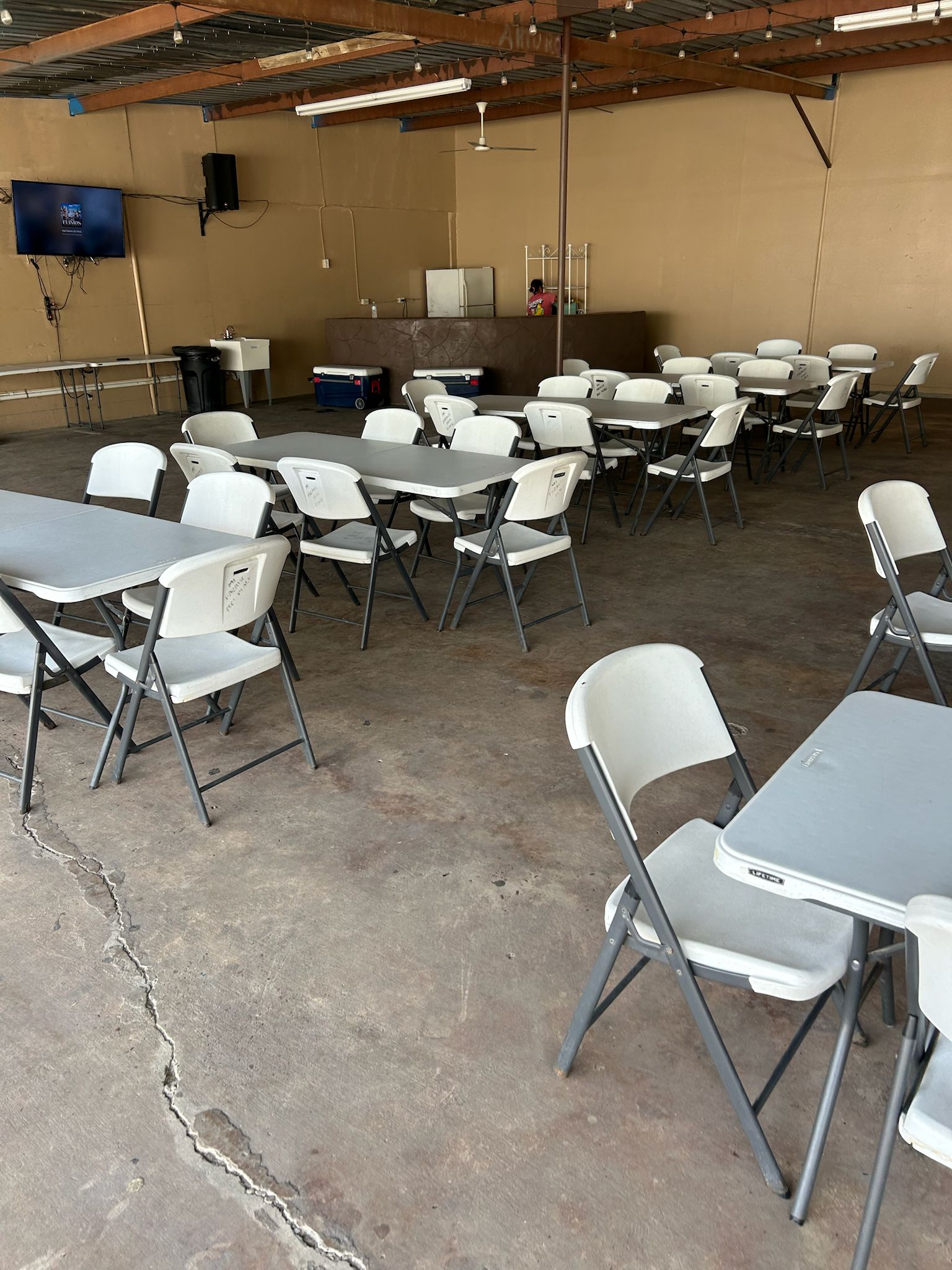 Vista nocturna de la piscina