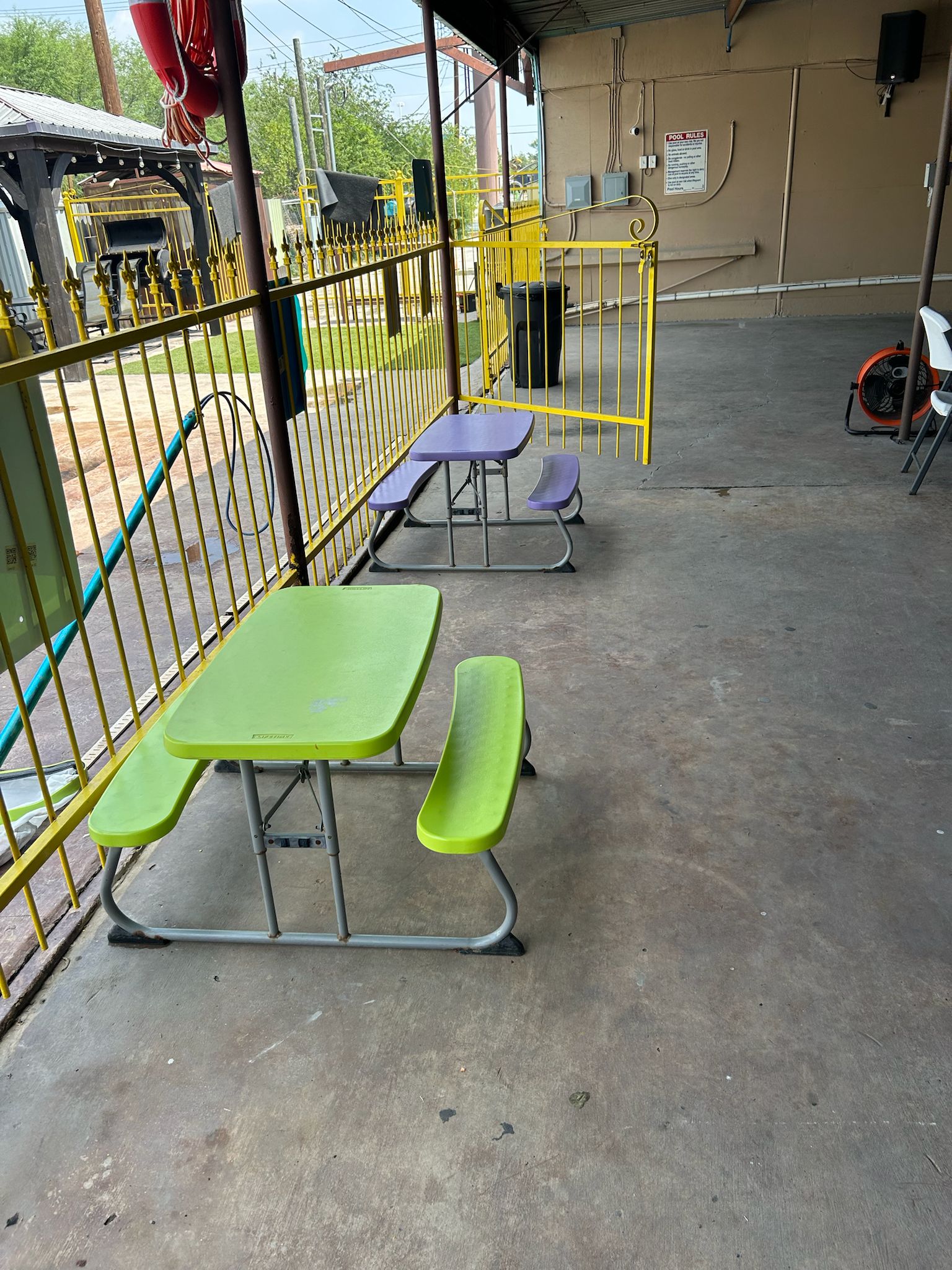 Vista nocturna de la piscina