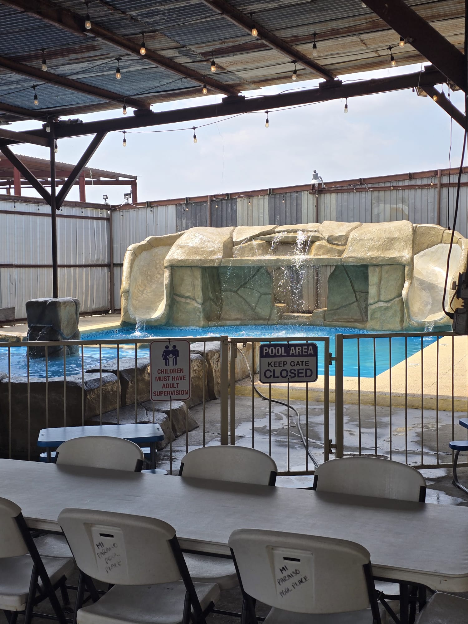 Piscina desde el ángulo norte