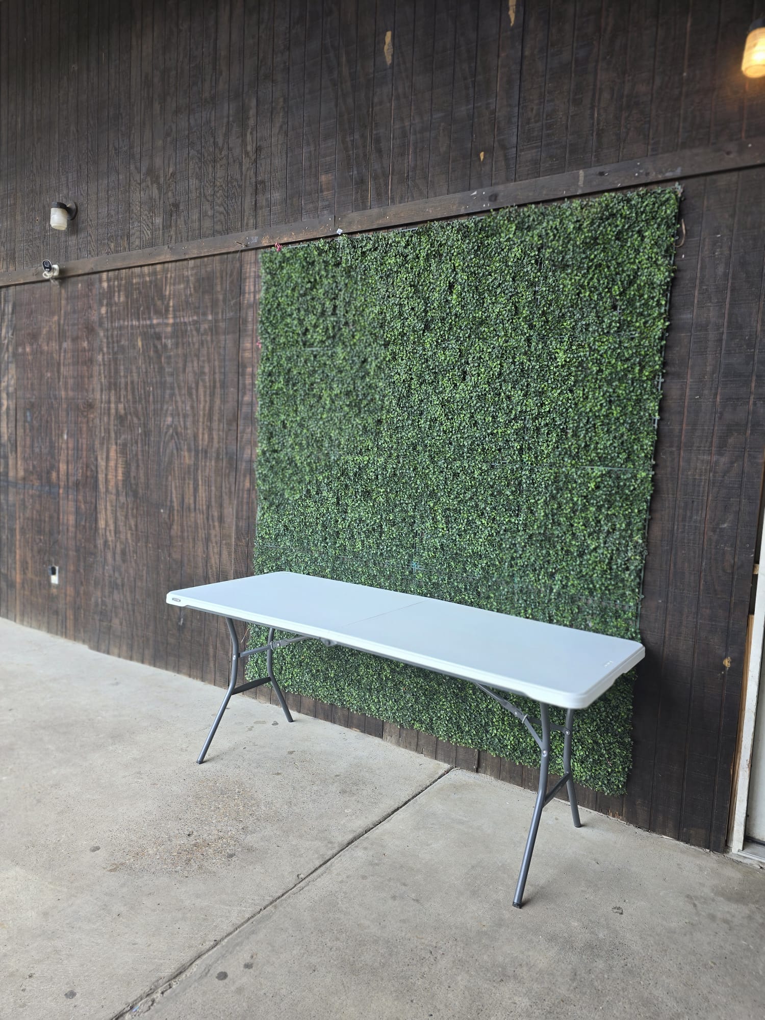 Vista nocturna de la piscina