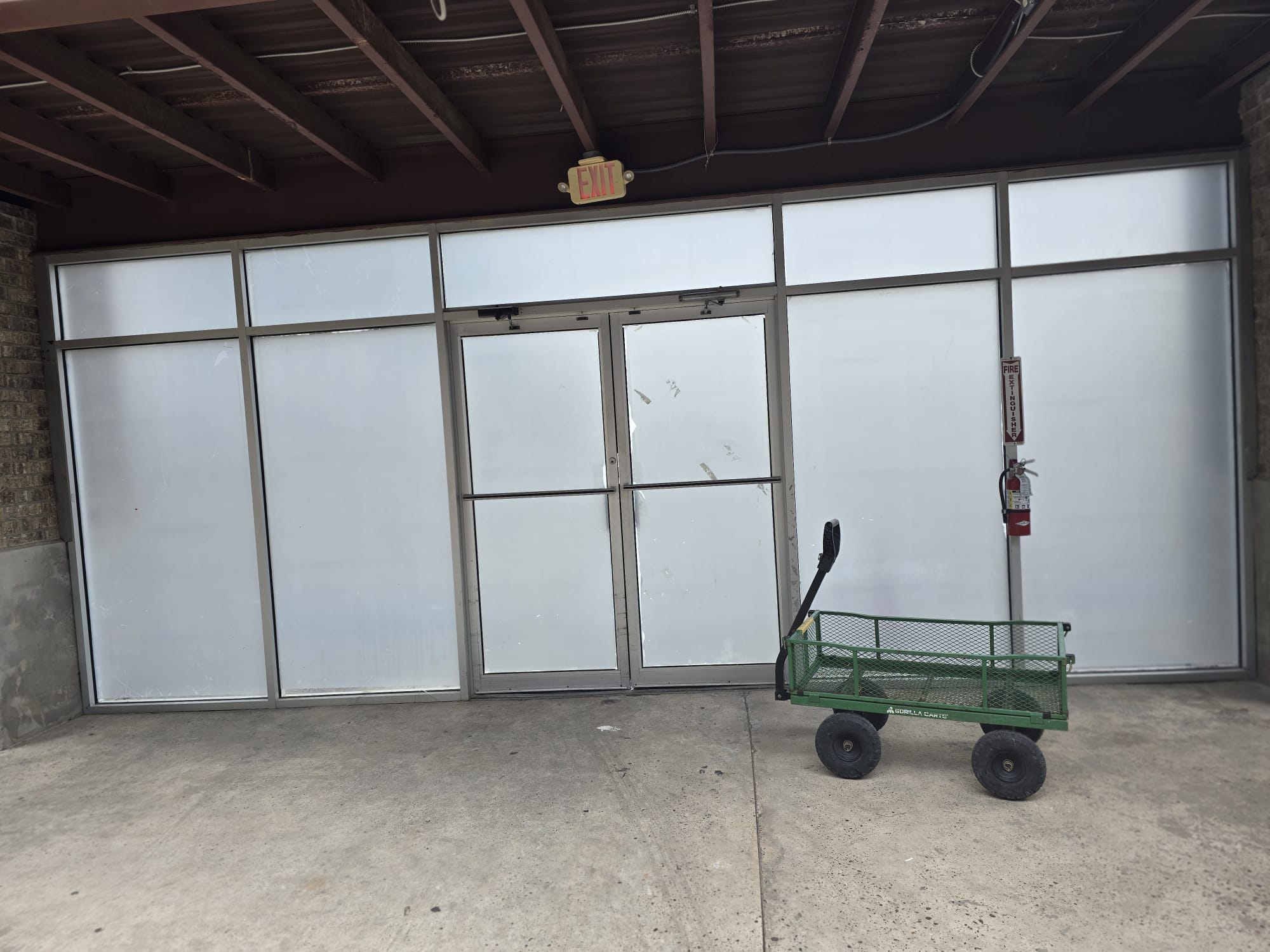 Vista nocturna de la piscina