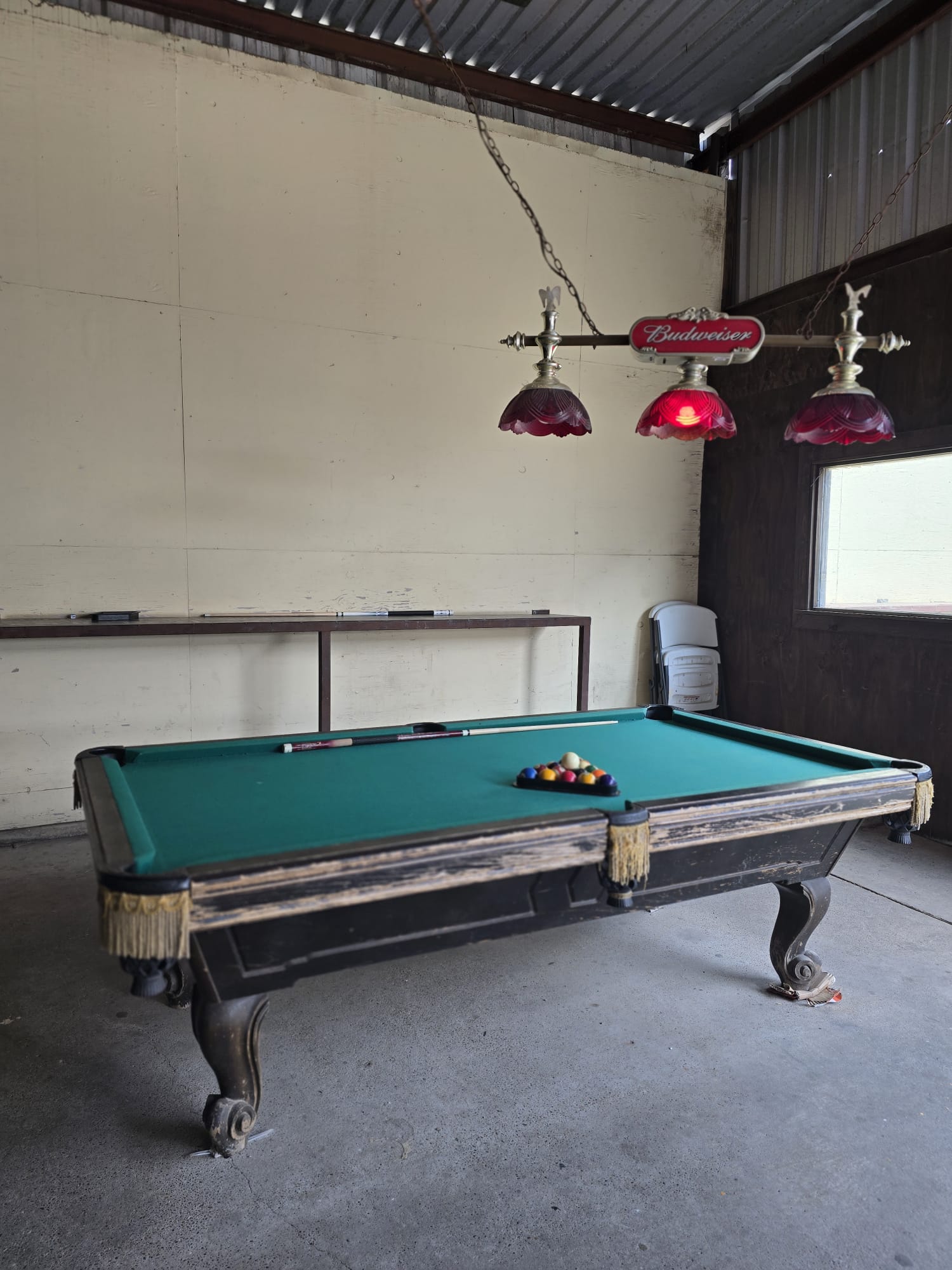 Vista nocturna de la piscina