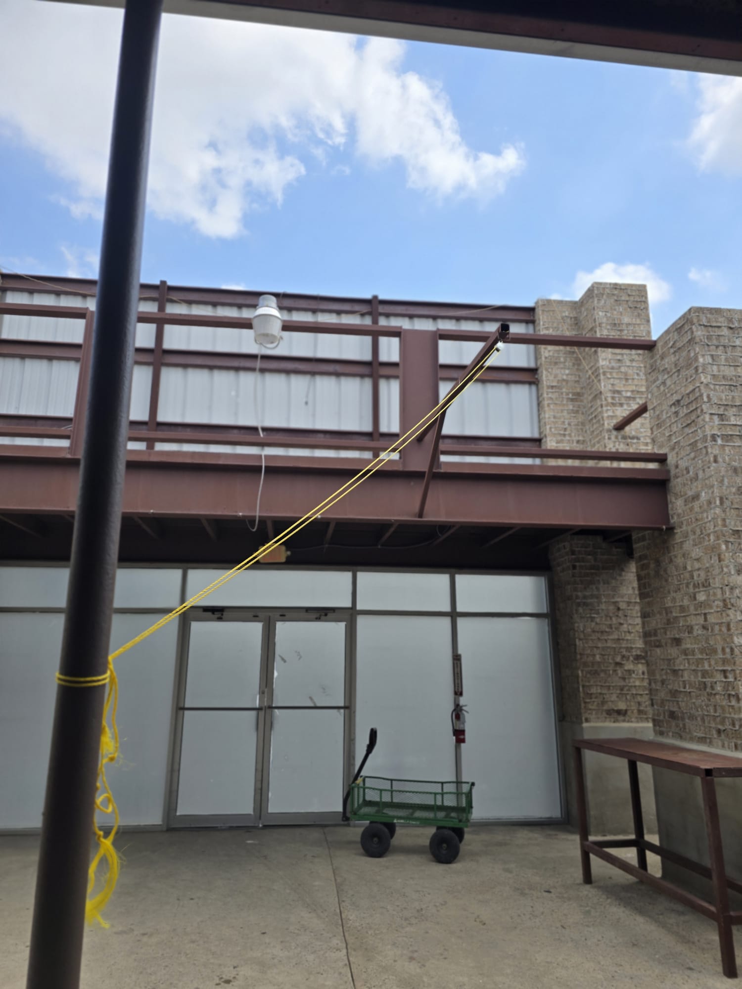 Vista nocturna de la piscina