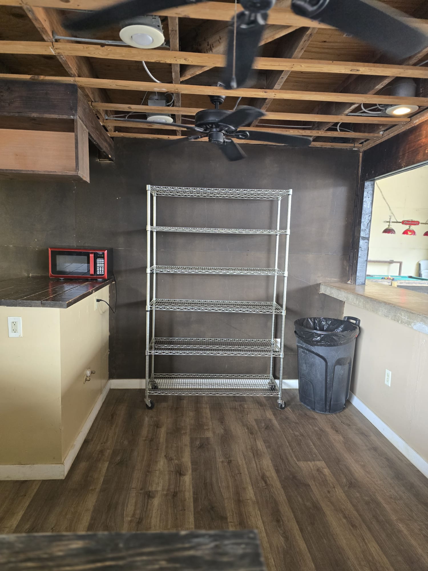 Vista nocturna de la piscina