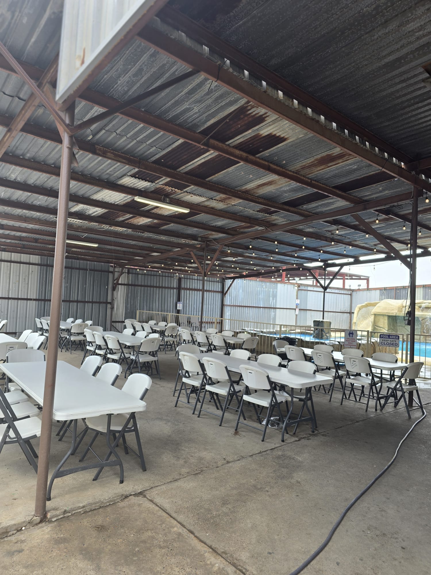 Vista nocturna de la piscina