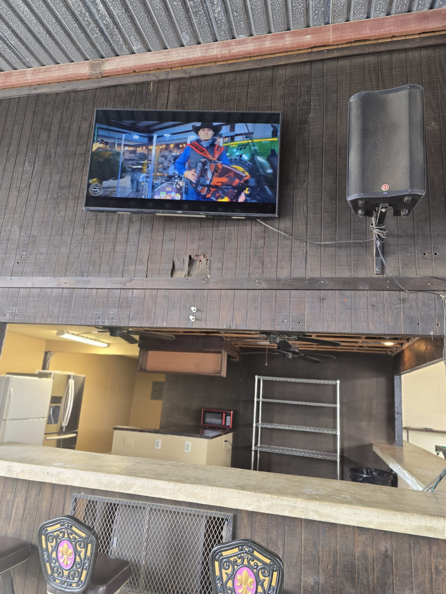 Vista nocturna de la piscina