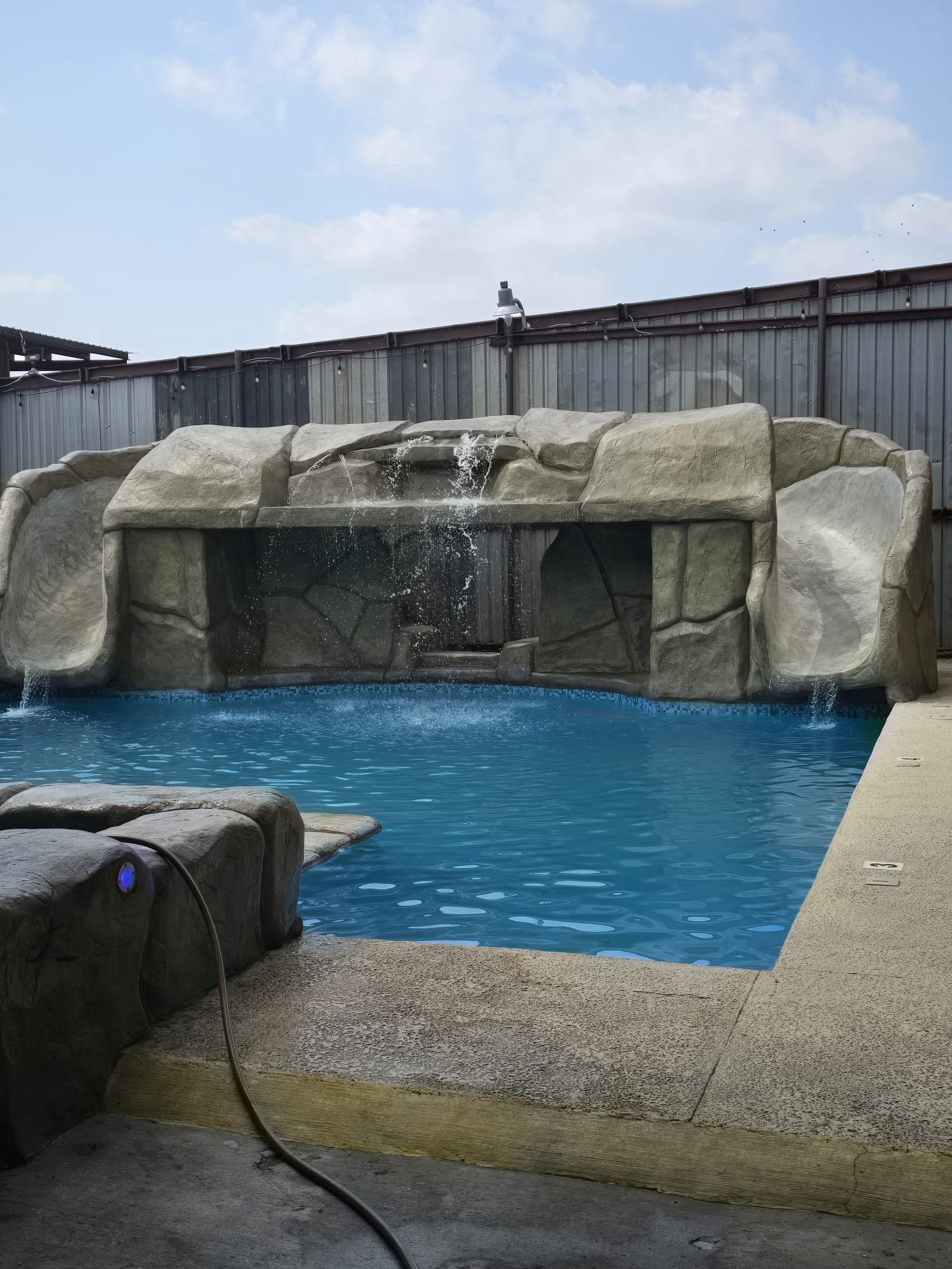 Vista nocturna de la piscina