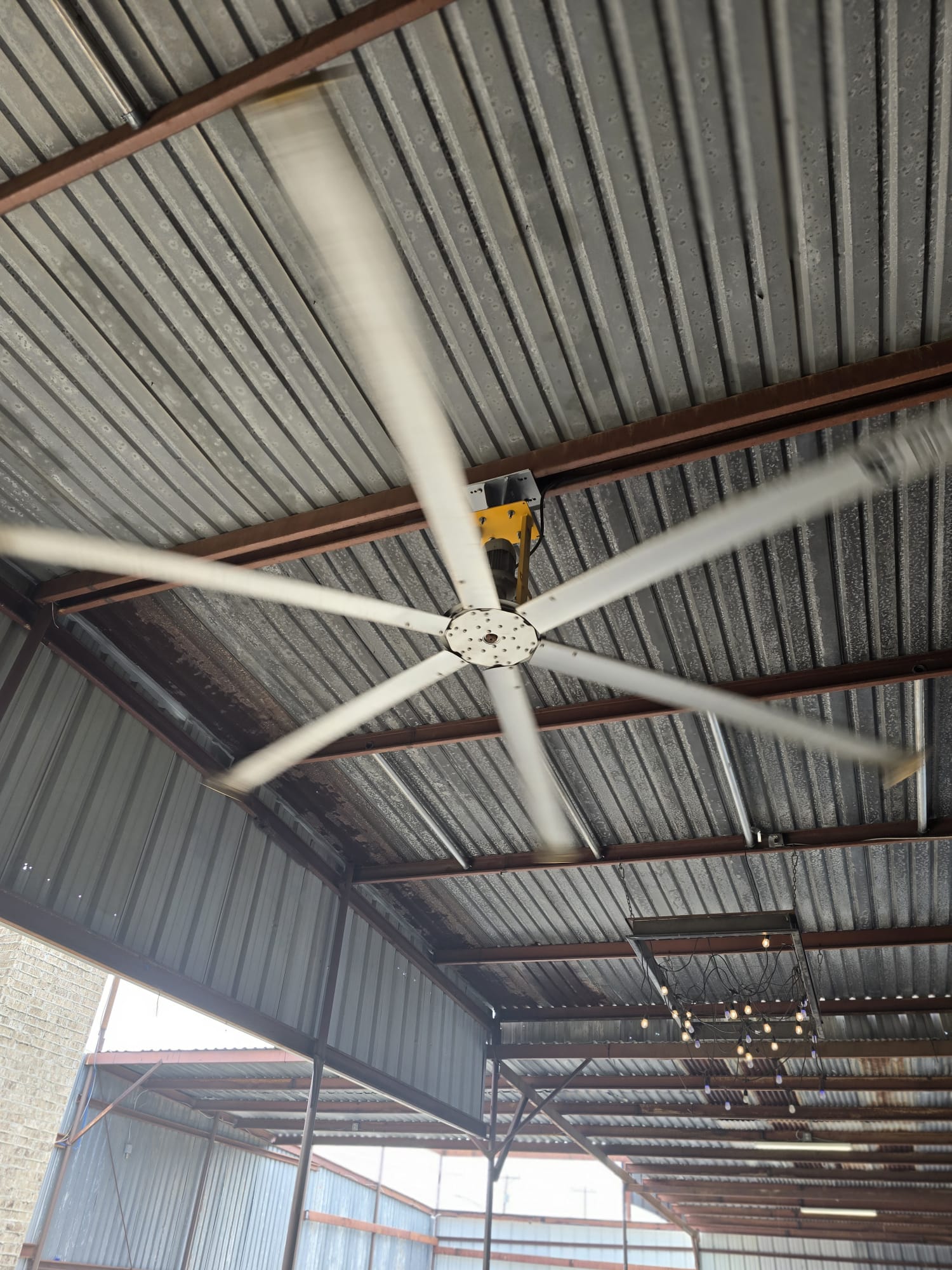 Vista nocturna de la piscina