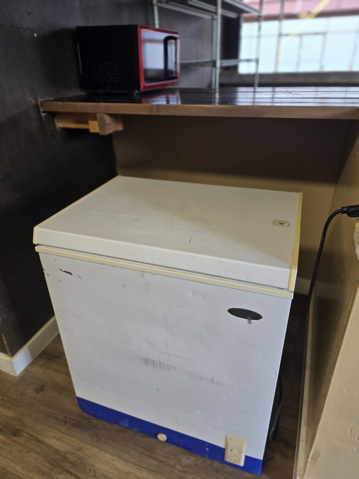 Vista nocturna de la piscina