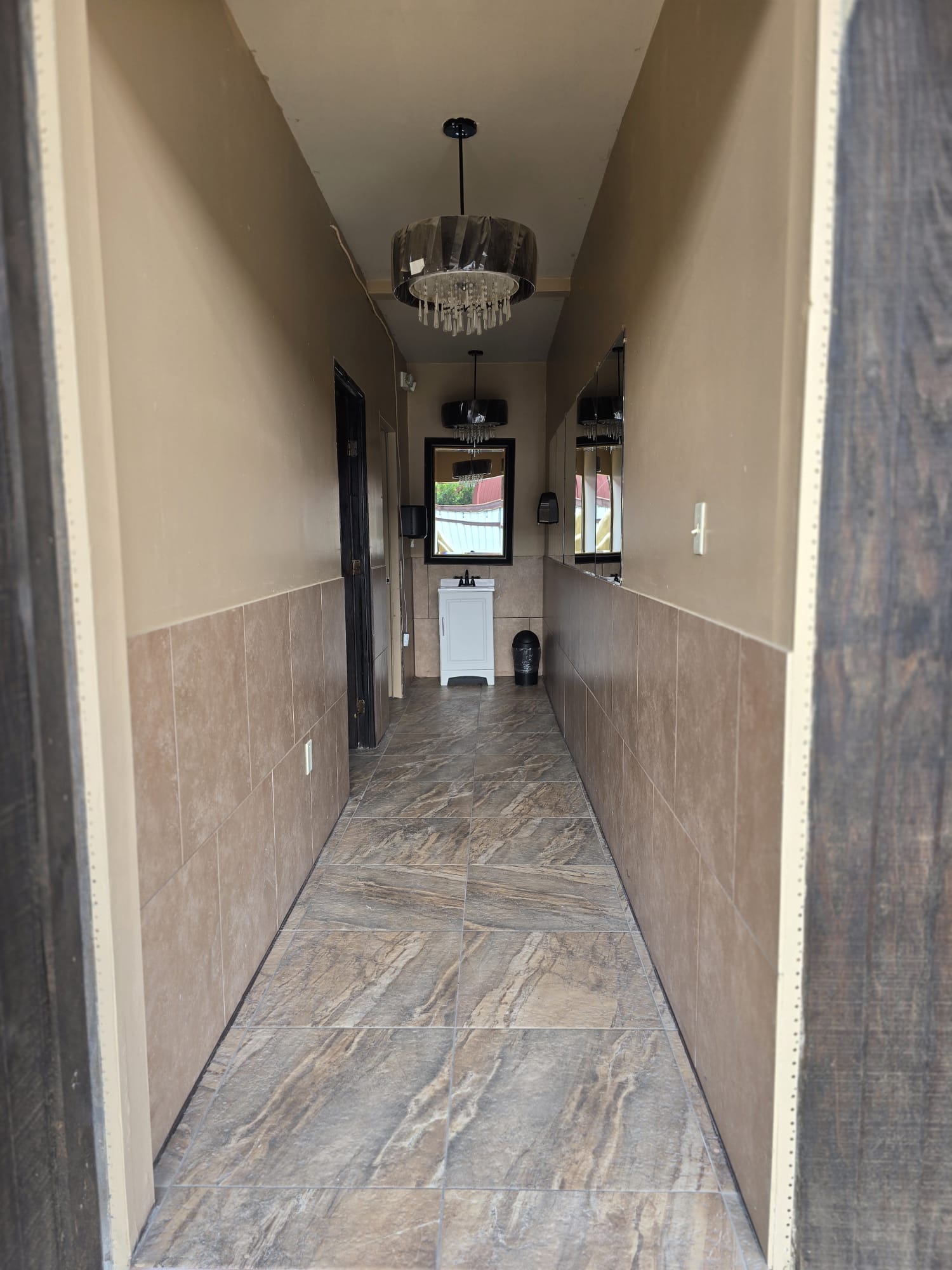 Vista nocturna de la piscina