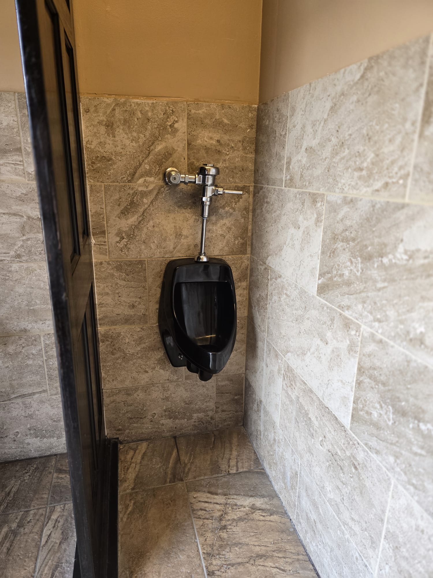 Vista nocturna de la piscina