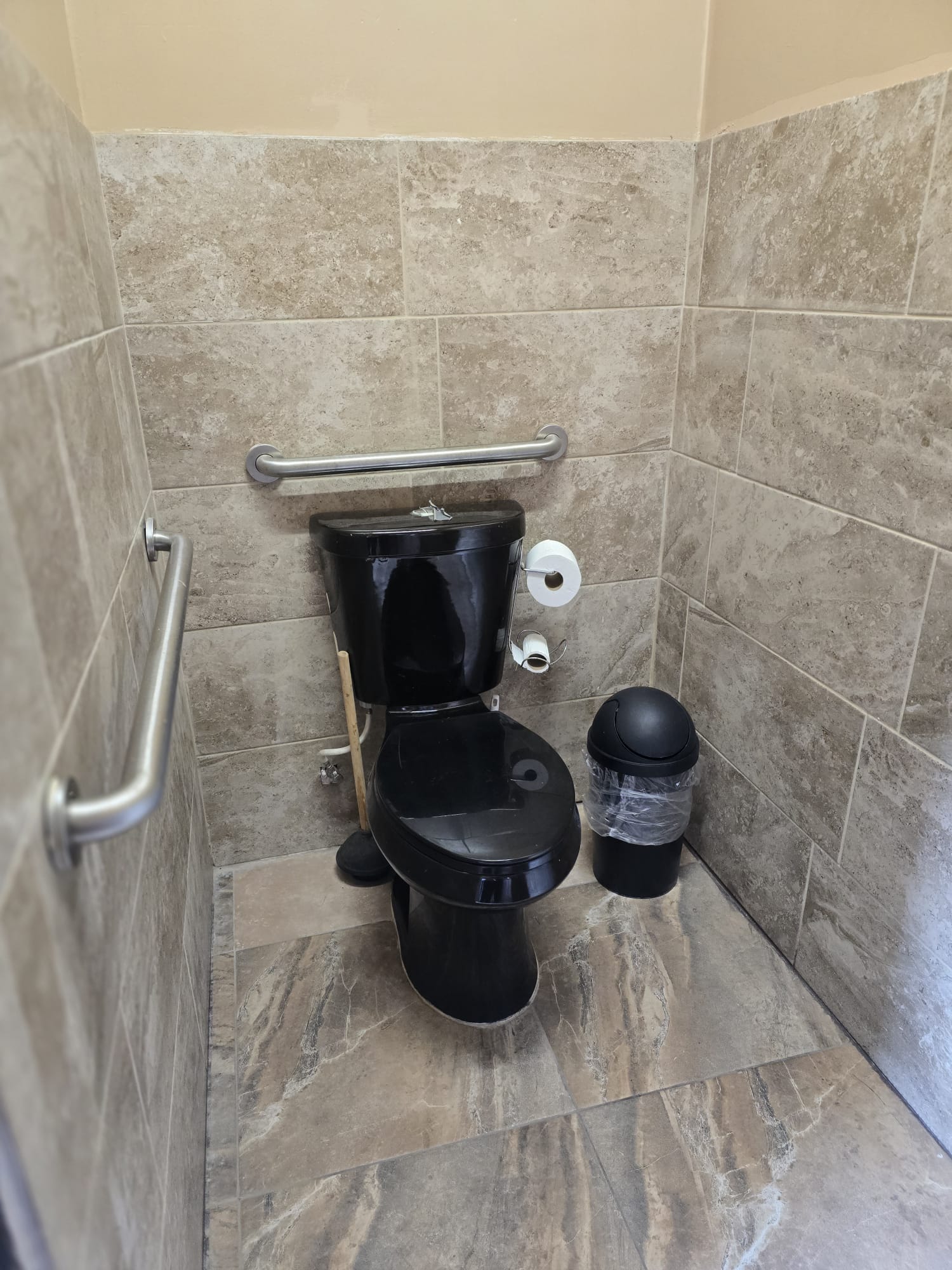 Vista nocturna de la piscina