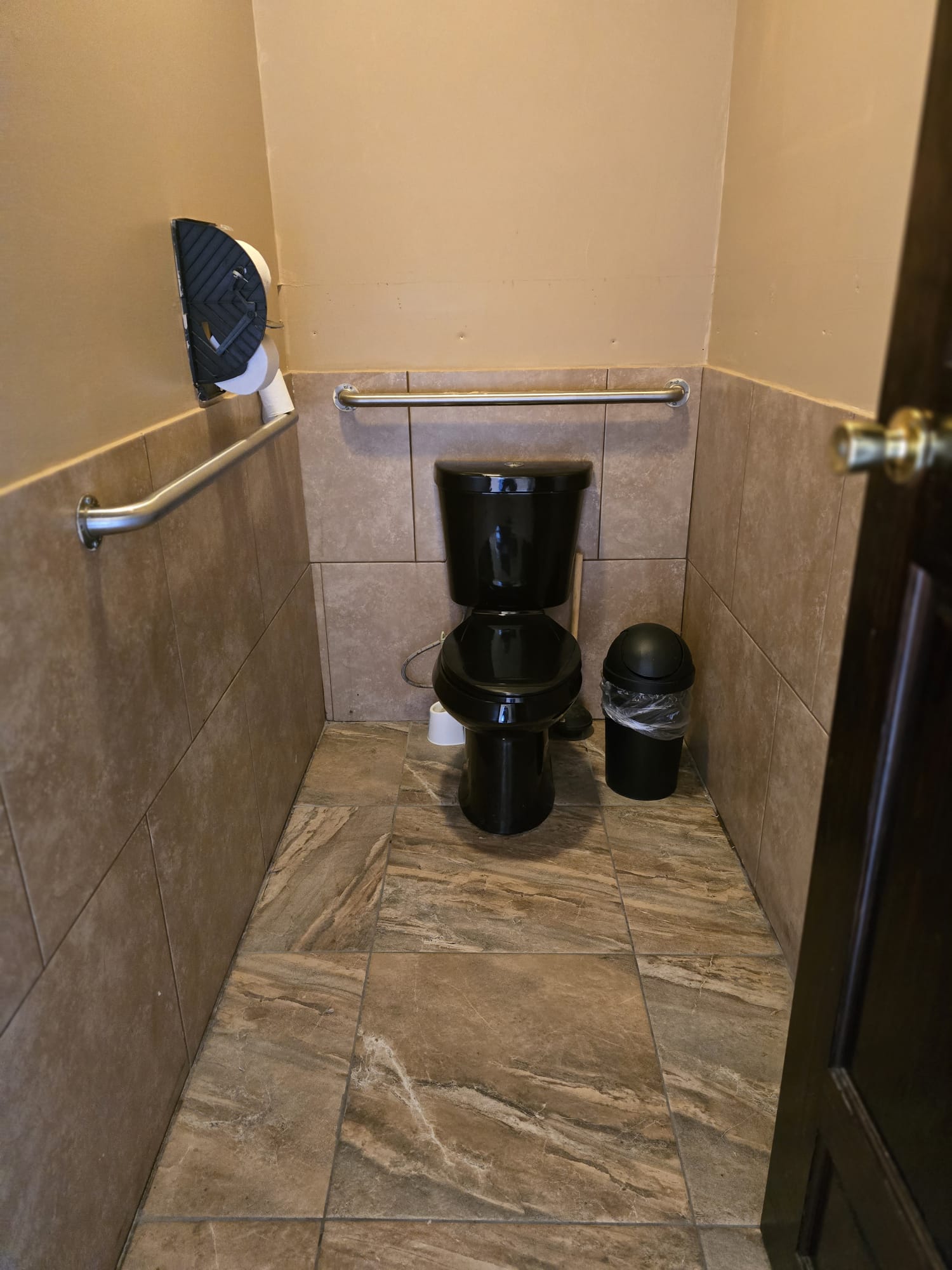 Vista nocturna de la piscina