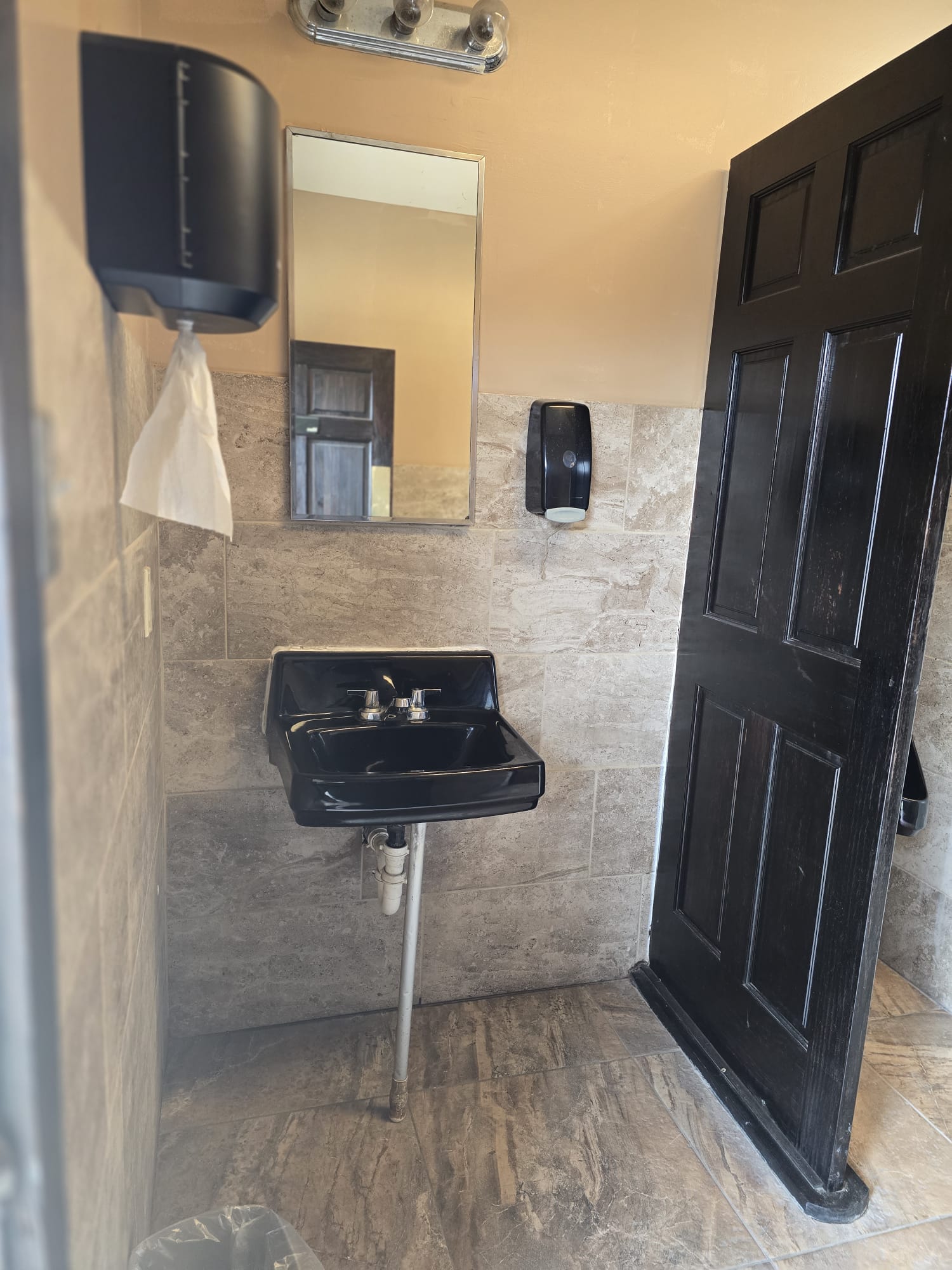 Vista nocturna de la piscina