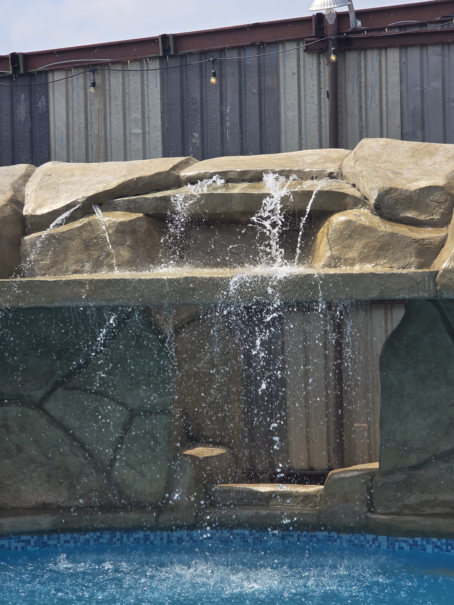 Vista nocturna de la piscina