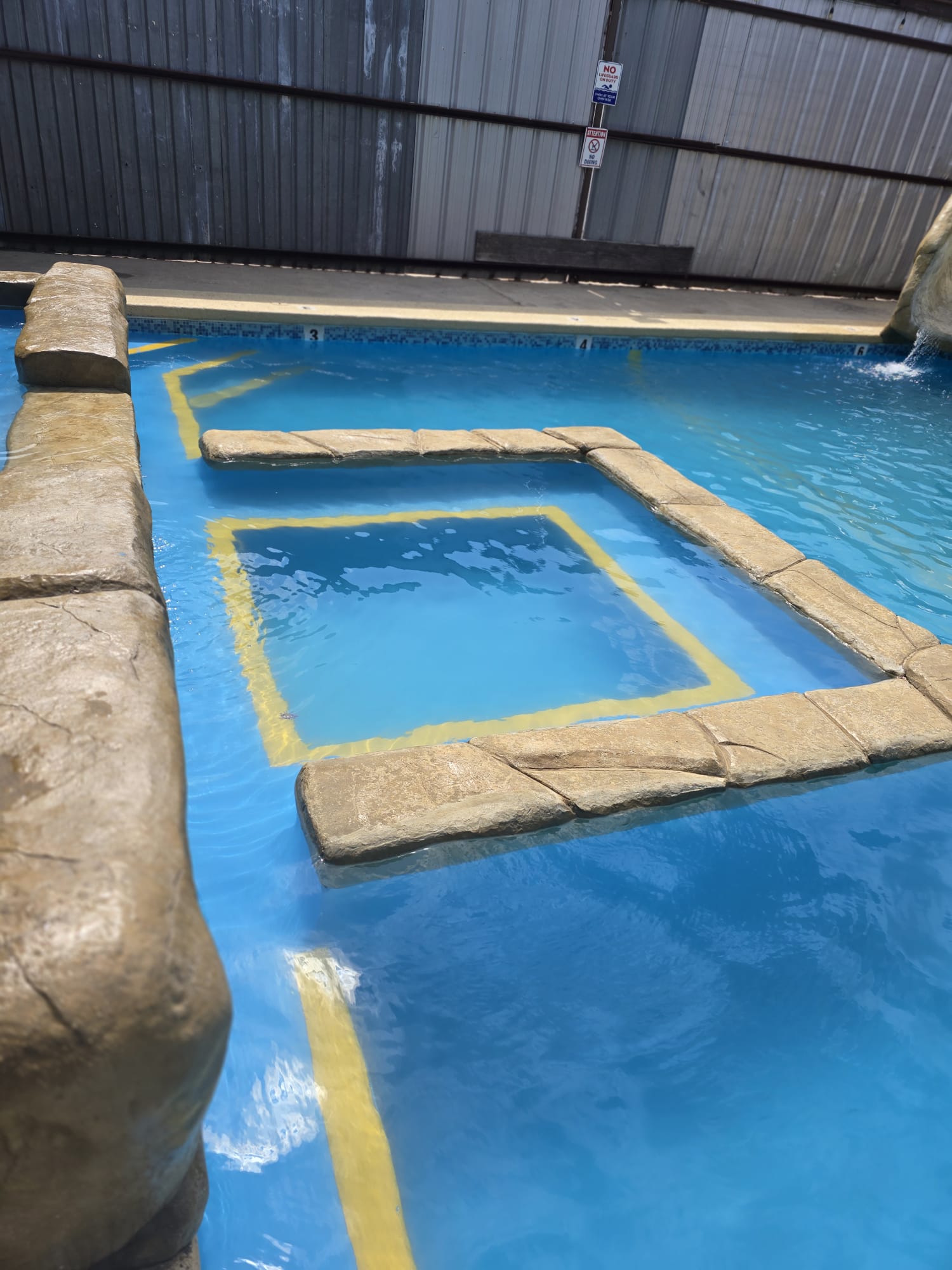 Vista nocturna de la piscina