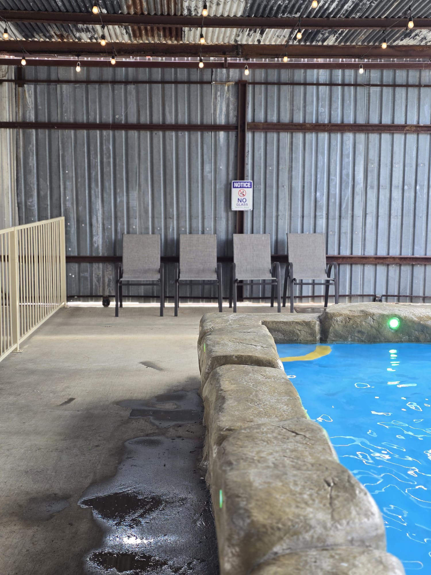 Vista nocturna de la piscina