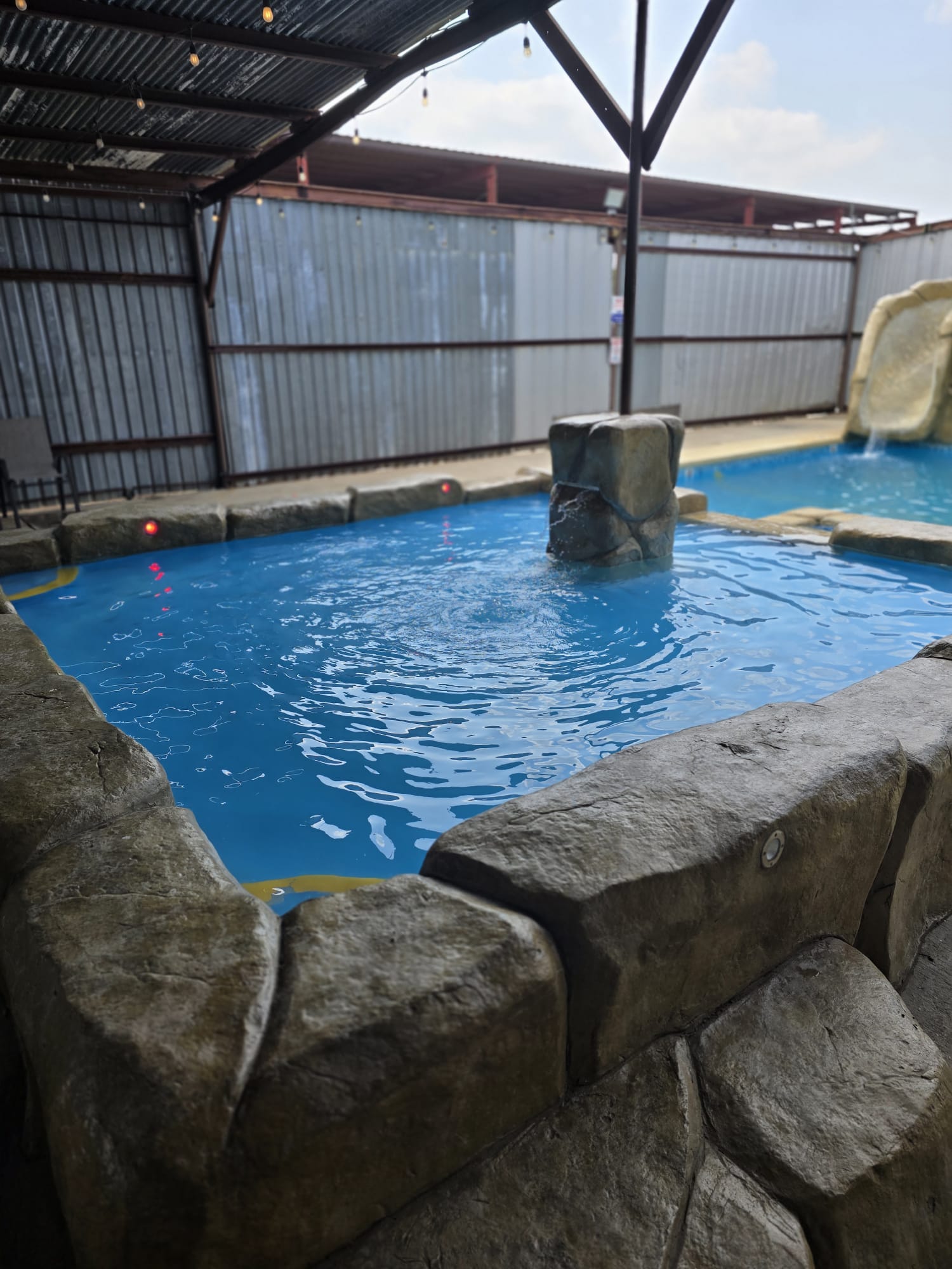 Vista nocturna de la piscina