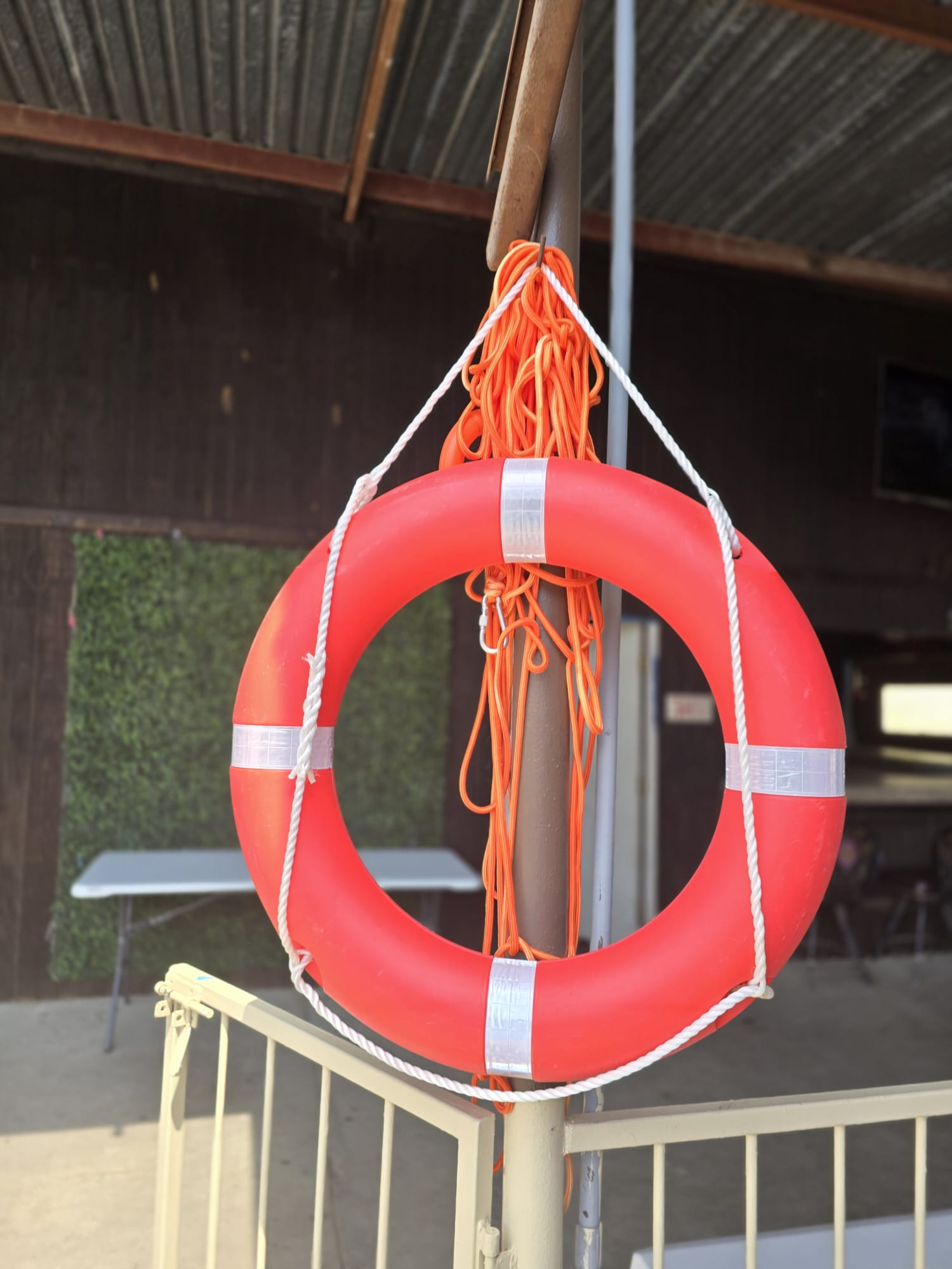 Vista nocturna de la piscina