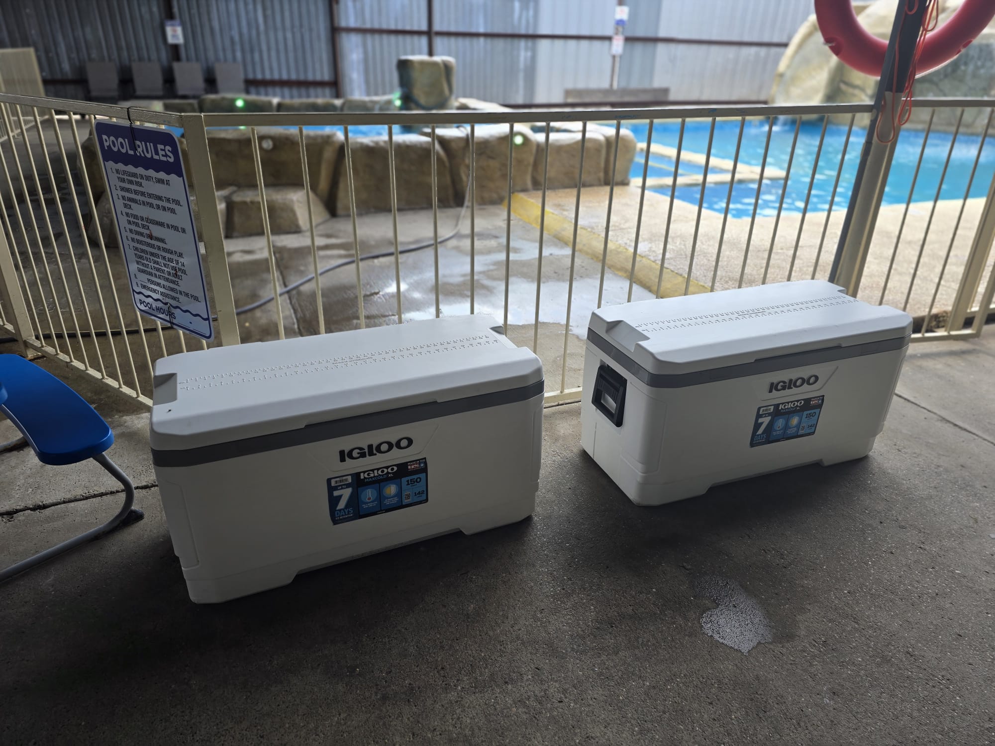 Vista nocturna de la piscina