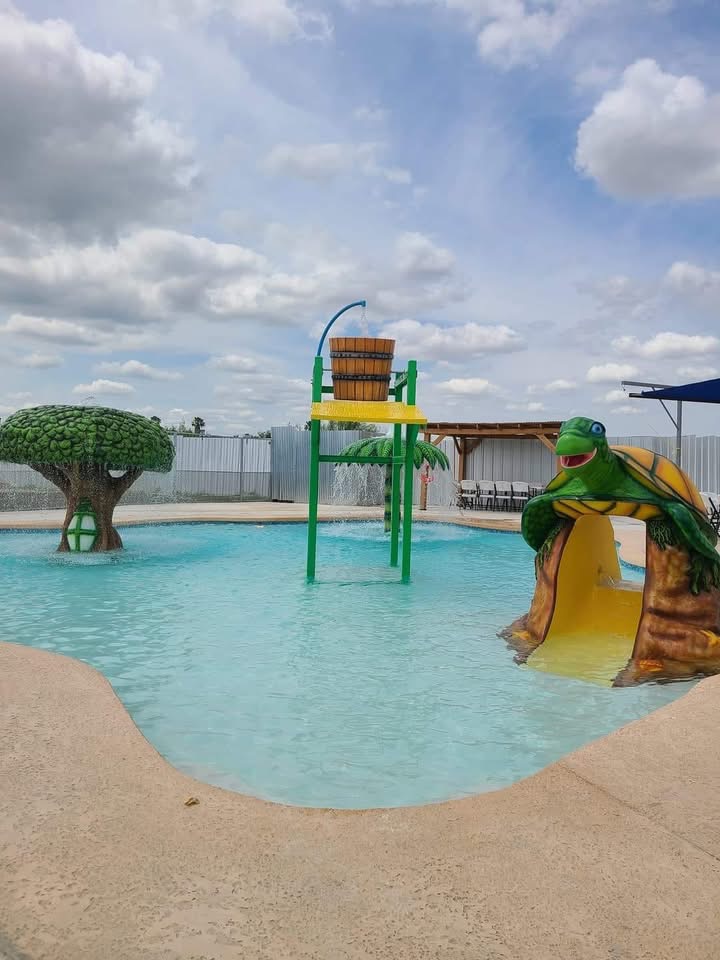 Piscina desde el ángulo norte