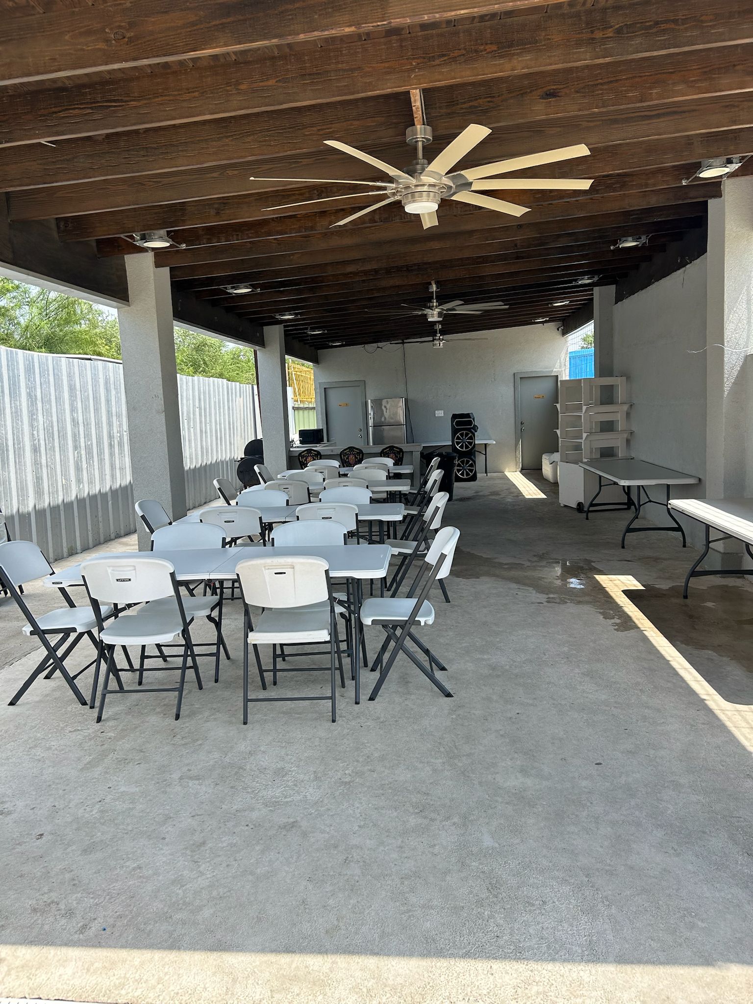 Vista nocturna de la piscina