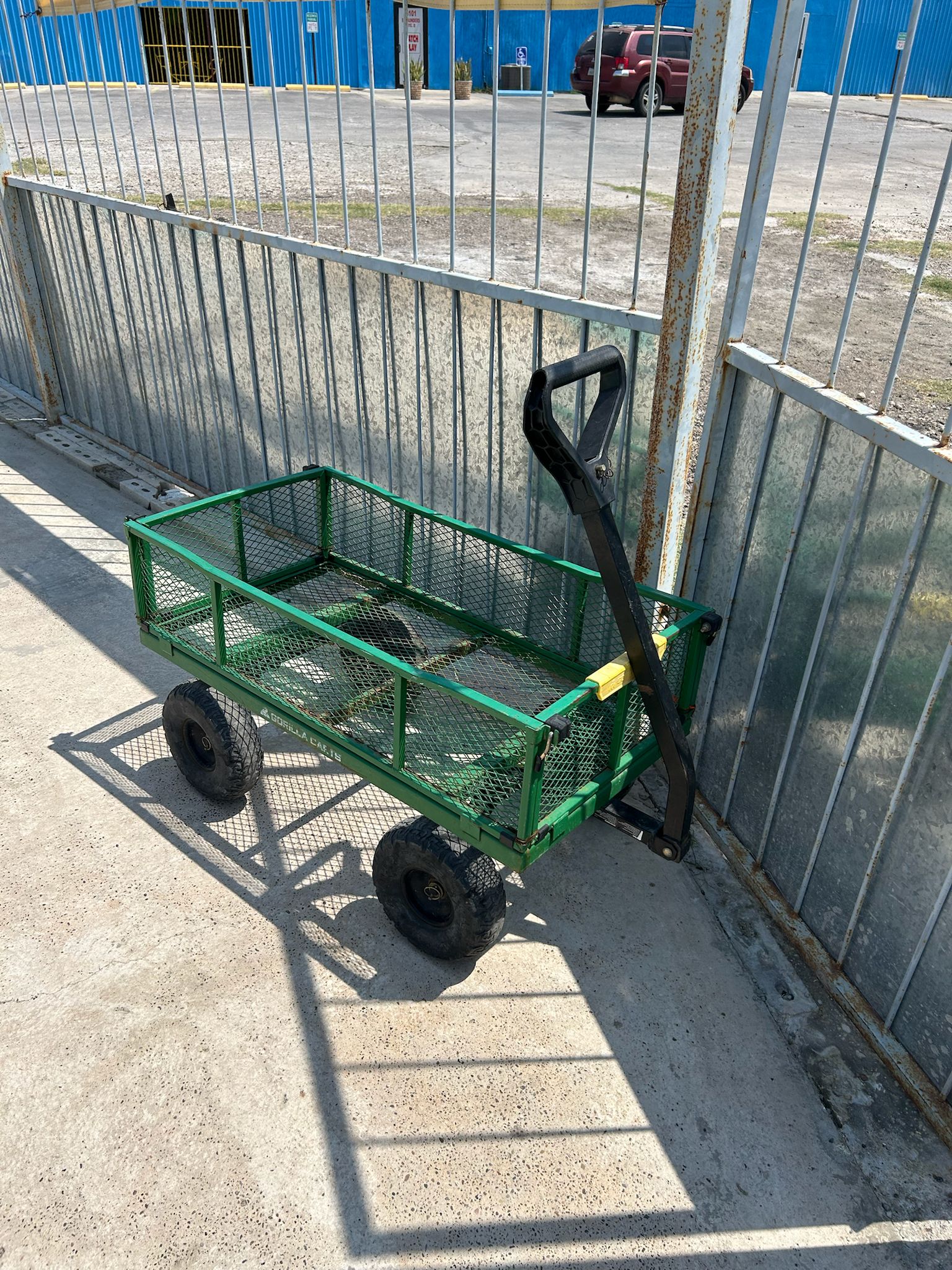 Vista nocturna de la piscina