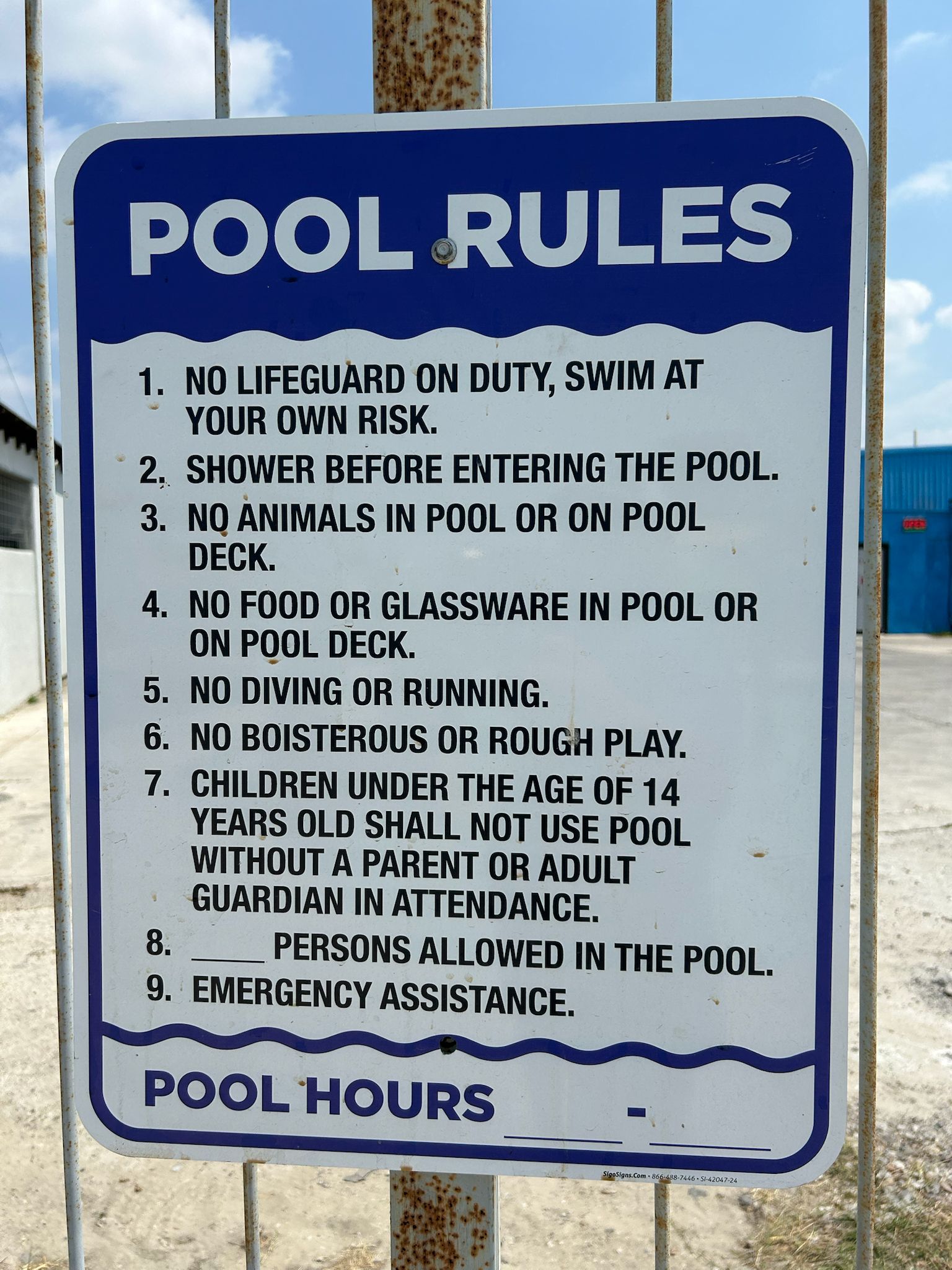 Vista nocturna de la piscina