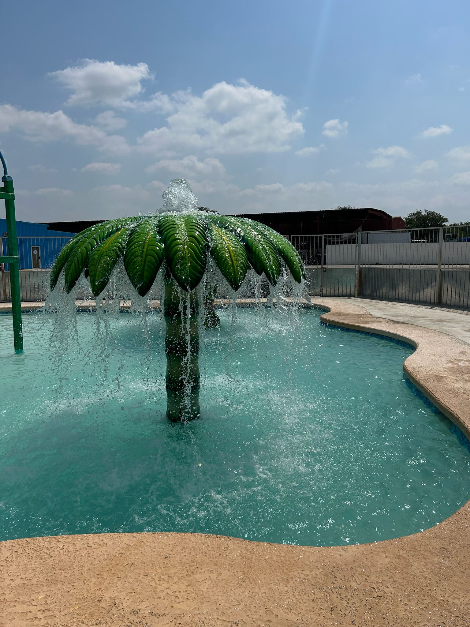 Vista nocturna de la piscina