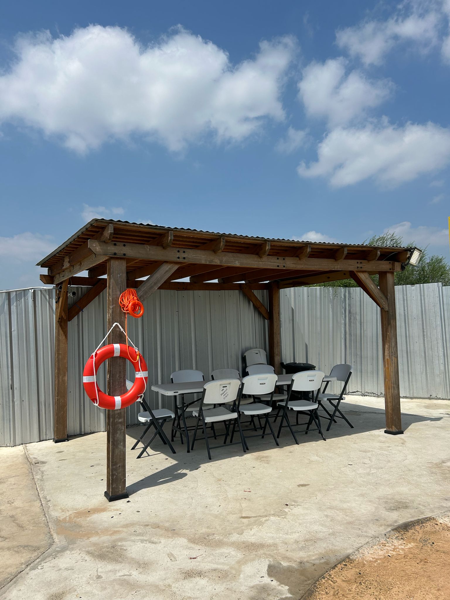 Vista nocturna de la piscina