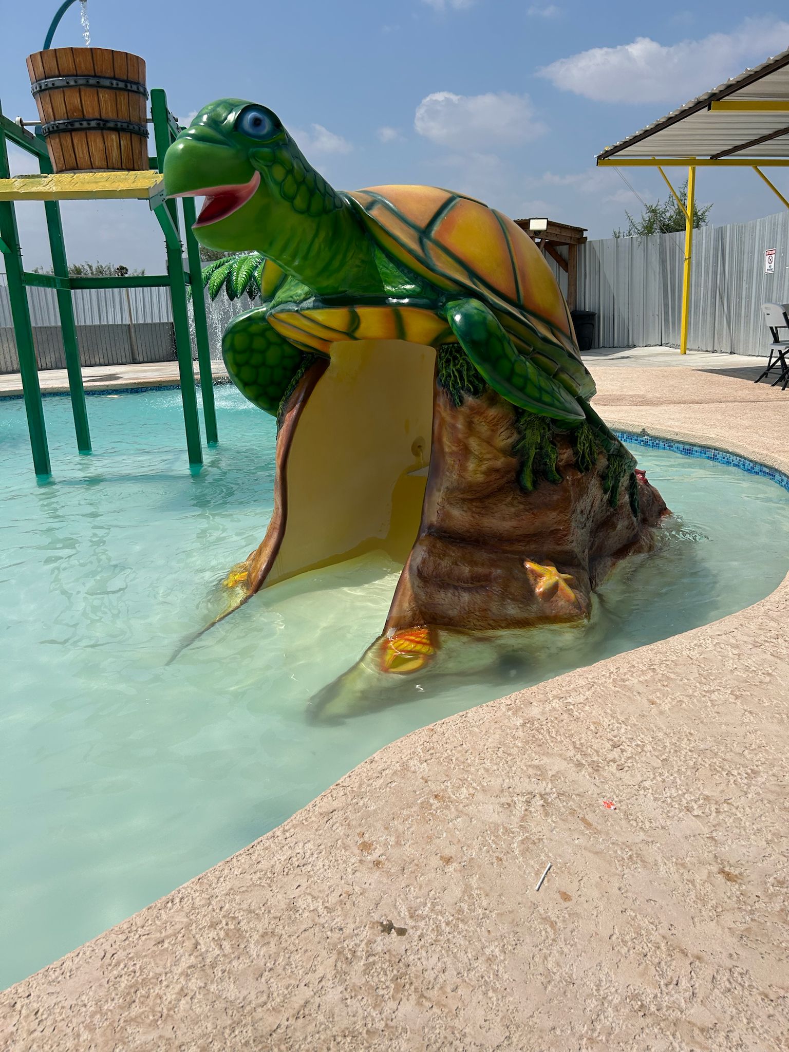 Vista nocturna de la piscina