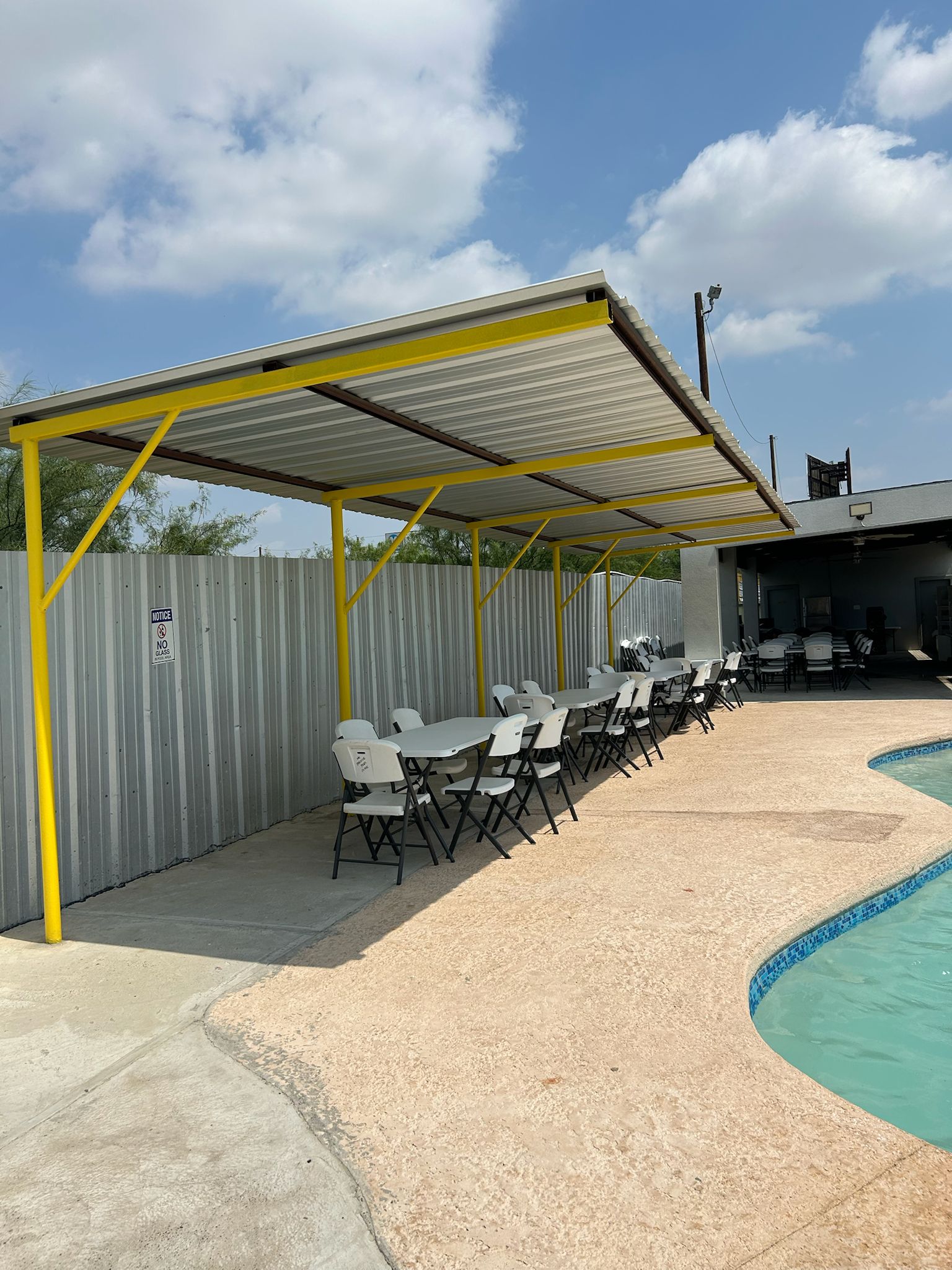 Vista nocturna de la piscina