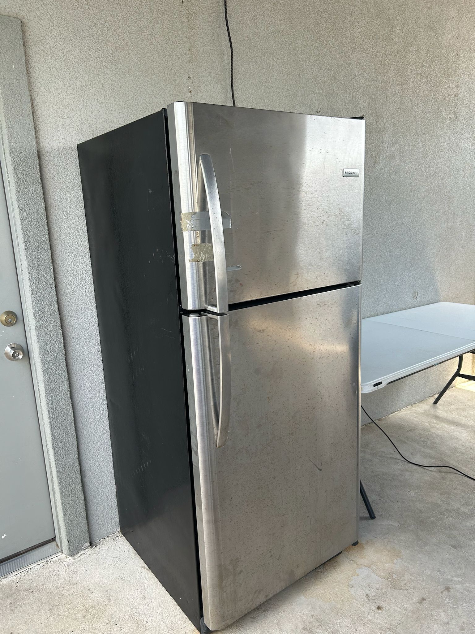 Vista nocturna de la piscina